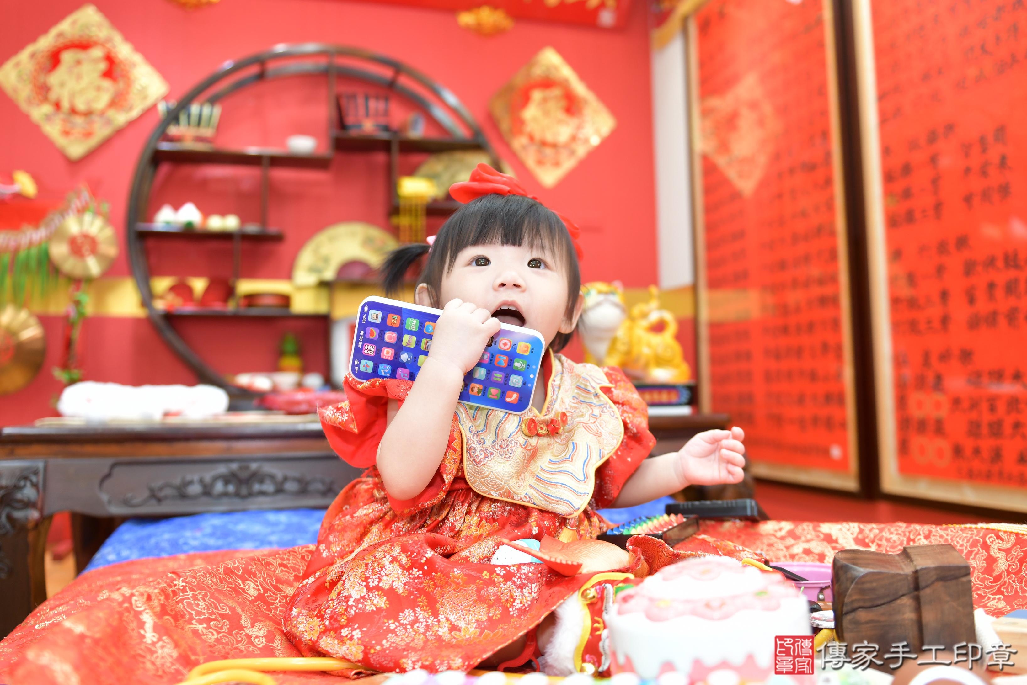 傳家手工印章桃園店、抓周、度脺、美式風會場、傳家嬰兒古禮、吉祥話、抓周道具物品24種、拍照。抓周證書。寶寶抓周、滿周歲、生日快樂、祝福