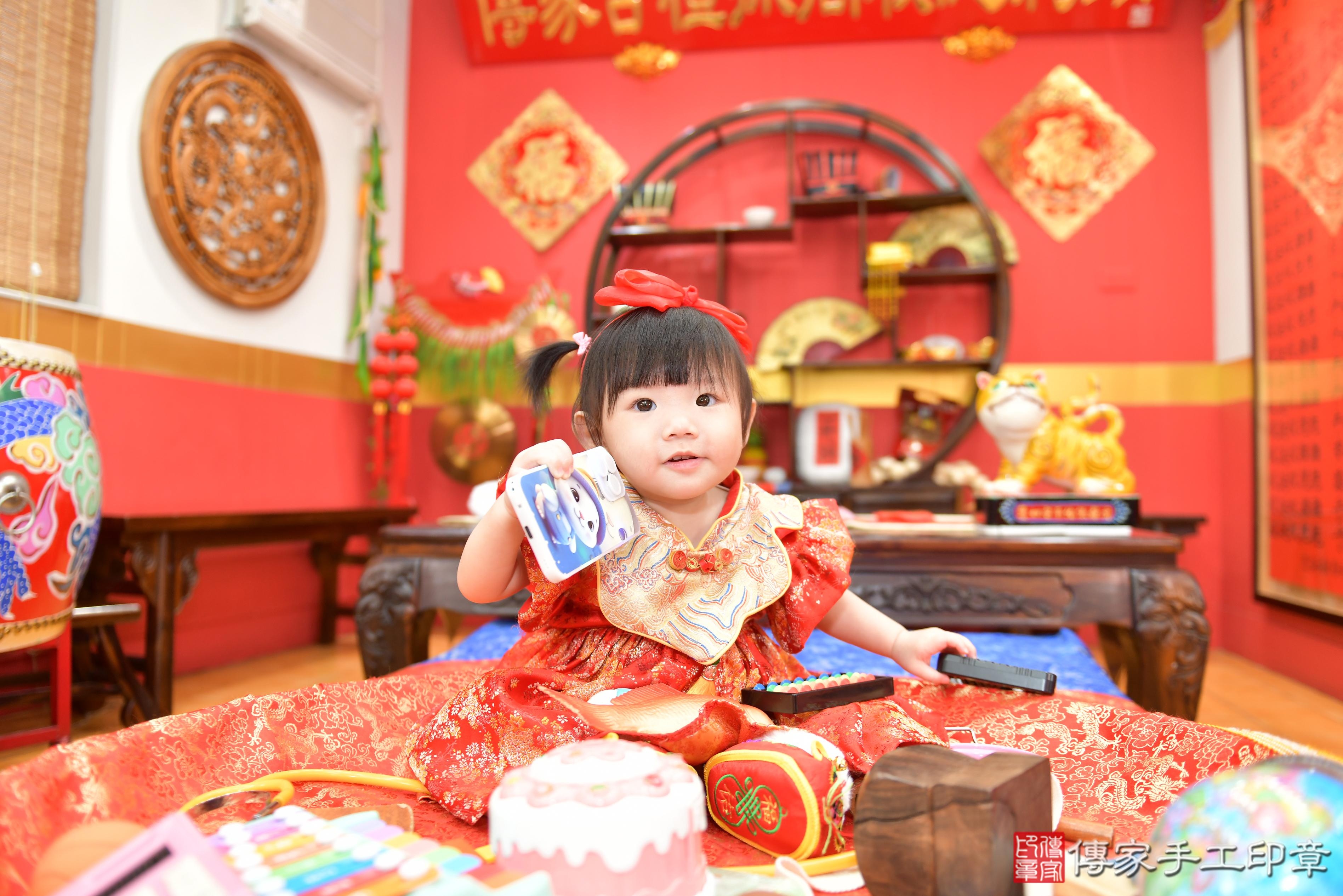 傳家手工印章桃園店、抓周、度脺、美式風會場、傳家嬰兒古禮、吉祥話、抓周道具物品24種、拍照。抓周證書。寶寶抓周、滿周歲、生日快樂、祝福