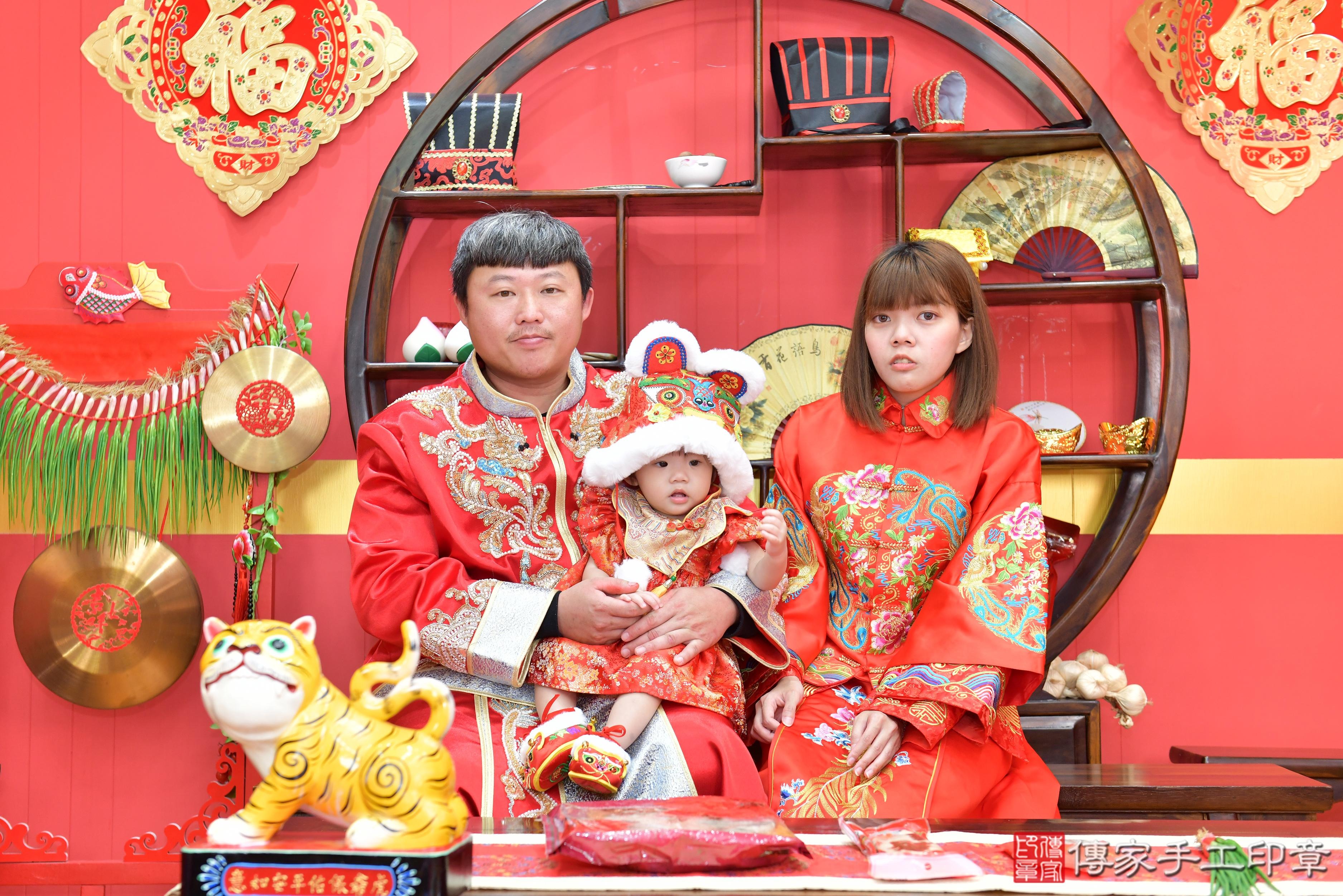 傳家手工印章桃園店、抓周、度脺、美式風會場、傳家嬰兒古禮、吉祥話、抓周道具物品24種、拍照。抓周證書。寶寶抓周、滿周歲、生日快樂、祝福