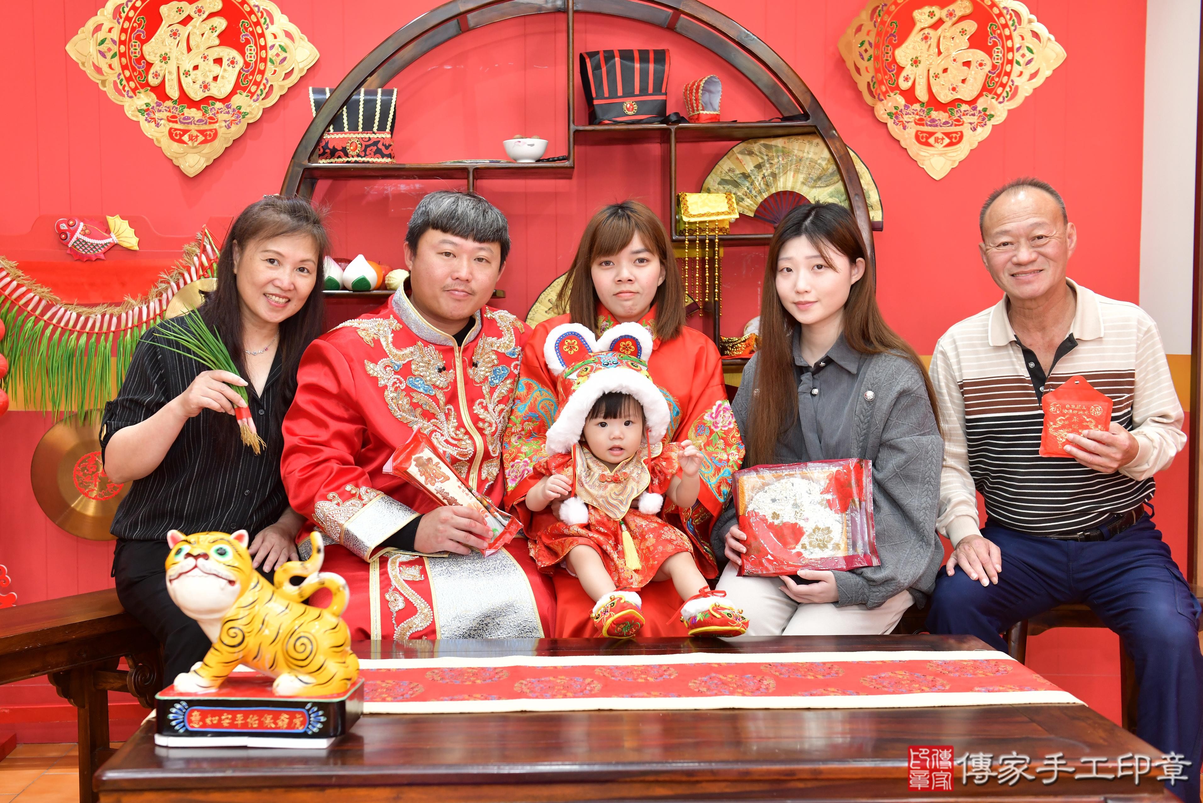 傳家手工印章桃園店、抓周、度脺、美式風會場、傳家嬰兒古禮、吉祥話、抓周道具物品24種、拍照。抓周證書。寶寶抓周、滿周歲、生日快樂、祝福