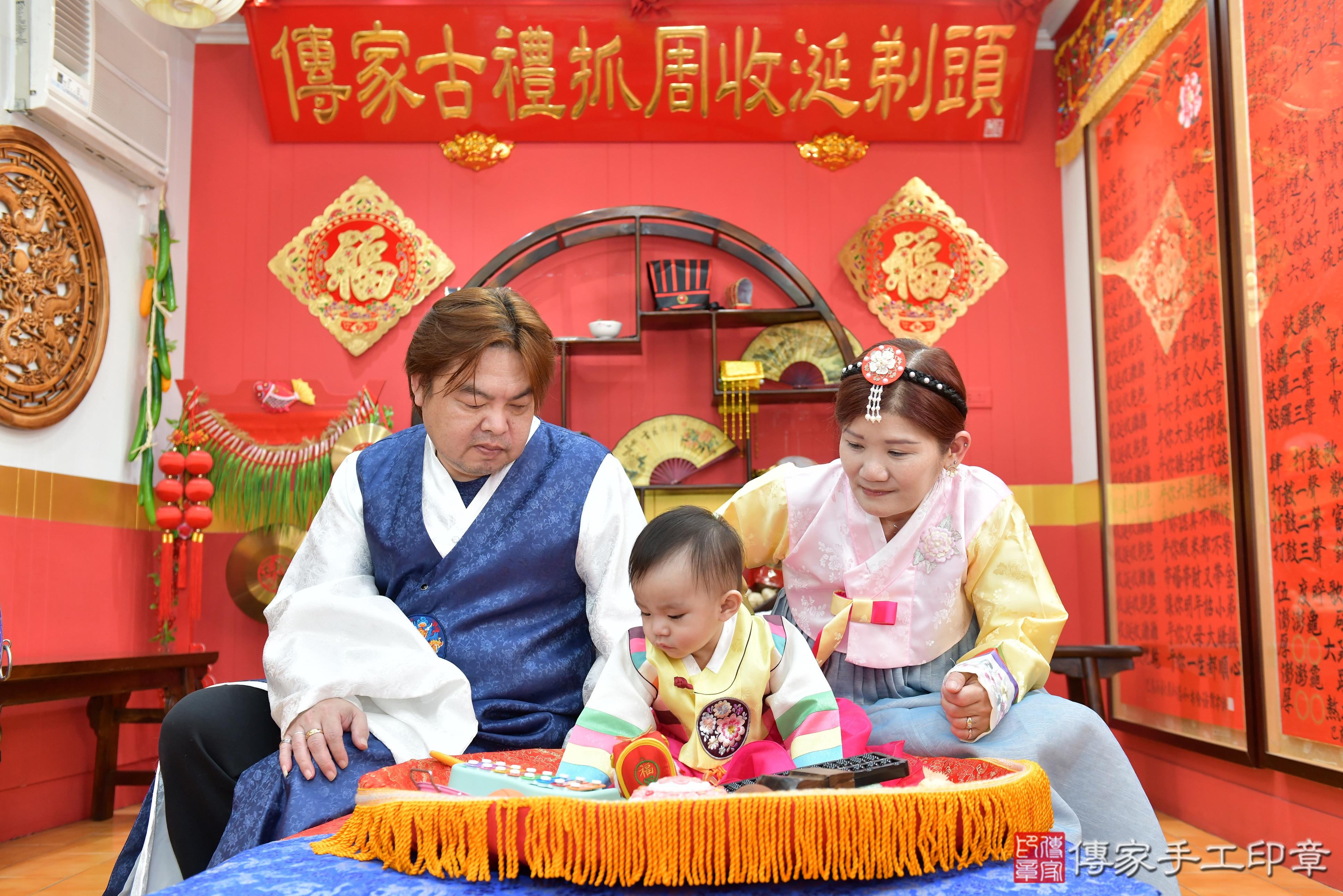 傳家手工印章桃園店、抓周、度脺、美式風會場、傳家嬰兒古禮、吉祥話、抓周道具物品24種、拍照。抓周證書。寶寶抓周、滿周歲、生日快樂、祝福 傳家手工印章桃園店、抓周、度脺、美式風會場、傳家嬰兒古禮、吉祥話、抓周道具物品24種、拍照。抓周證書。寶寶抓周、滿周歲、生日快樂、祝福