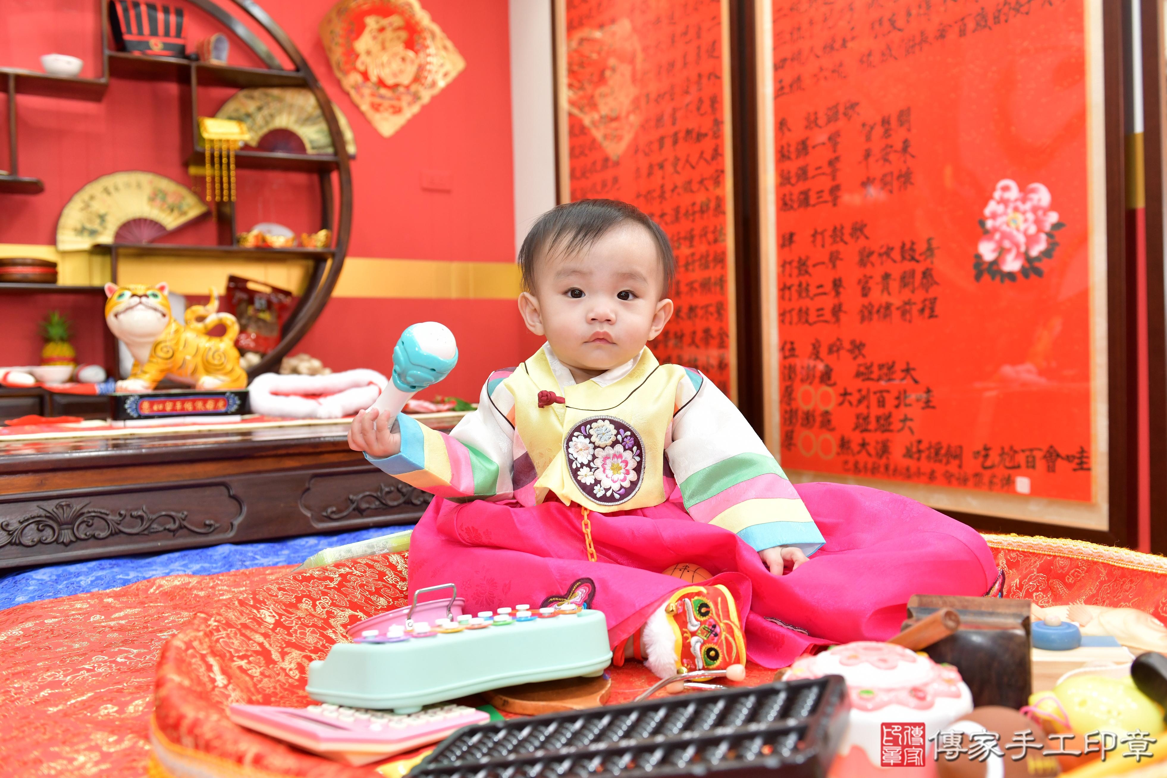傳家手工印章桃園店、抓周、度脺、美式風會場、傳家嬰兒古禮、吉祥話、抓周道具物品24種、拍照。抓周證書。寶寶抓周、滿周歲、生日快樂、祝福 傳家手工印章桃園店、抓周、度脺、美式風會場、傳家嬰兒古禮、吉祥話、抓周道具物品24種、拍照。抓周證書。寶寶抓周、滿周歲、生日快樂、祝福