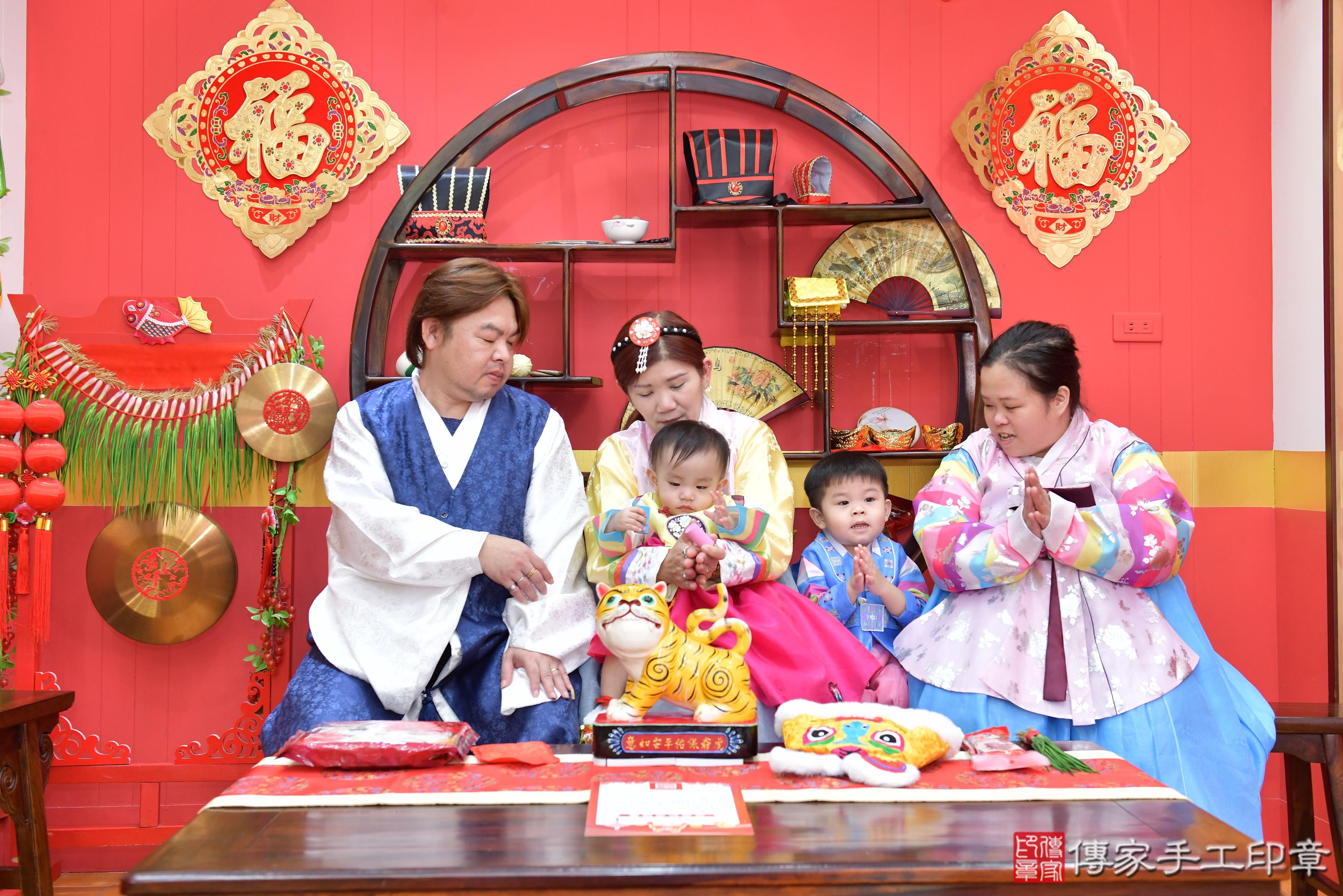 傳家手工印章桃園店、抓周、度脺、美式風會場、傳家嬰兒古禮、吉祥話、抓周道具物品24種、拍照。抓周證書。寶寶抓周、滿周歲、生日快樂、祝福 傳家手工印章桃園店、抓周、度脺、美式風會場、傳家嬰兒古禮、吉祥話、抓周道具物品24種、拍照。抓周證書。寶寶抓周、滿周歲、生日快樂、祝福