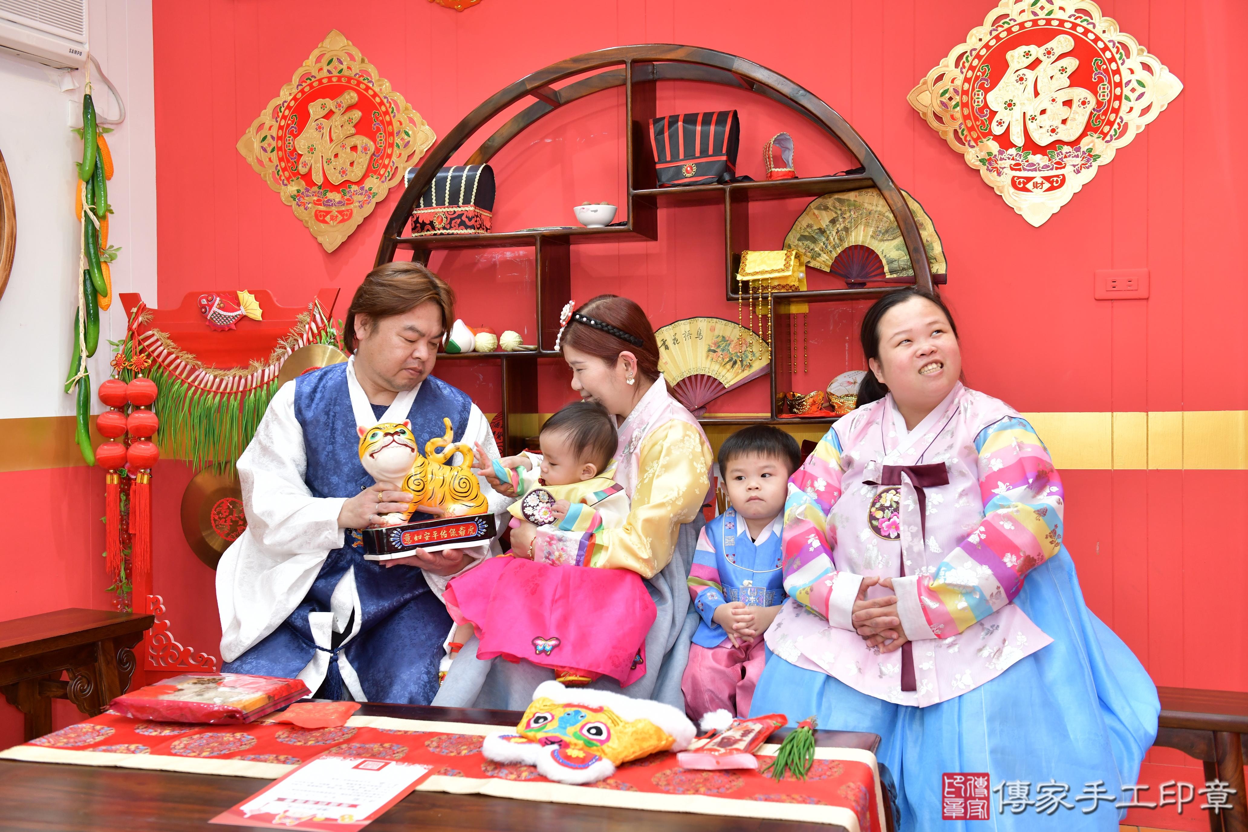 傳家手工印章桃園店、抓周、度脺、美式風會場、傳家嬰兒古禮、吉祥話、抓周道具物品24種、拍照。抓周證書。寶寶抓周、滿周歲、生日快樂、祝福 傳家手工印章桃園店、抓周、度脺、美式風會場、傳家嬰兒古禮、吉祥話、抓周道具物品24種、拍照。抓周證書。寶寶抓周、滿周歲、生日快樂、祝福
