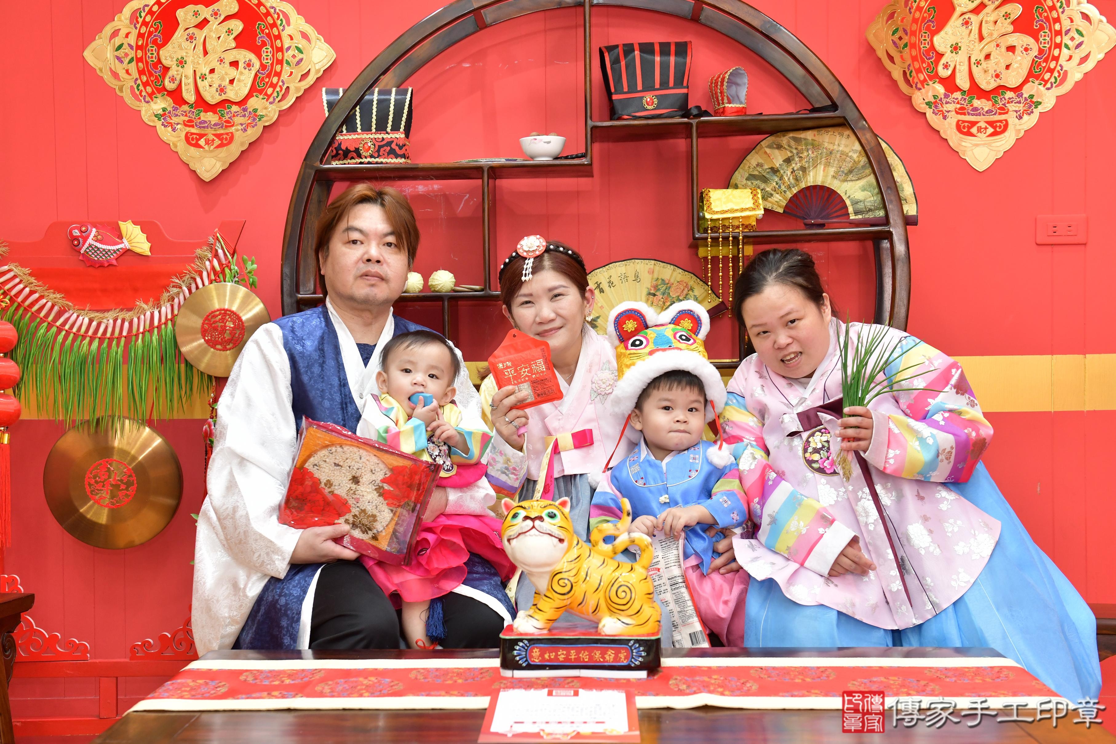 傳家手工印章桃園店、抓周、度脺、美式風會場、傳家嬰兒古禮、吉祥話、抓周道具物品24種、拍照。抓周證書。寶寶抓周、滿周歲、生日快樂、祝福 傳家手工印章桃園店、抓周、度脺、美式風會場、傳家嬰兒古禮、吉祥話、抓周道具物品24種、拍照。抓周證書。寶寶抓周、滿周歲、生日快樂、祝福
