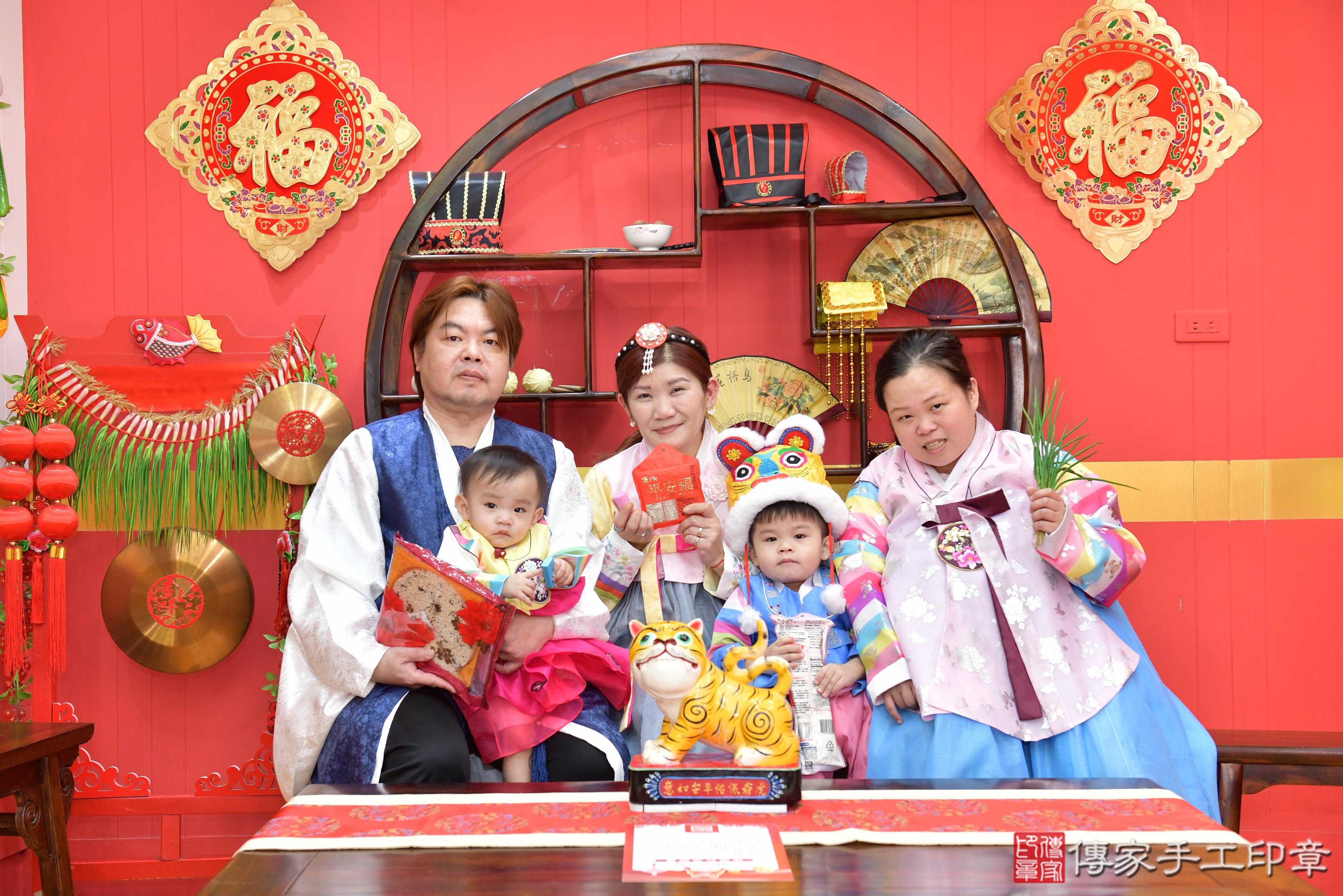 傳家手工印章桃園店、抓周、度脺、美式風會場、傳家嬰兒古禮、吉祥話、抓周道具物品24種、拍照。抓周證書。寶寶抓周、滿周歲、生日快樂、祝福 傳家手工印章桃園店、抓周、度脺、美式風會場、傳家嬰兒古禮、吉祥話、抓周道具物品24種、拍照。抓周證書。寶寶抓周、滿周歲、生日快樂、祝福