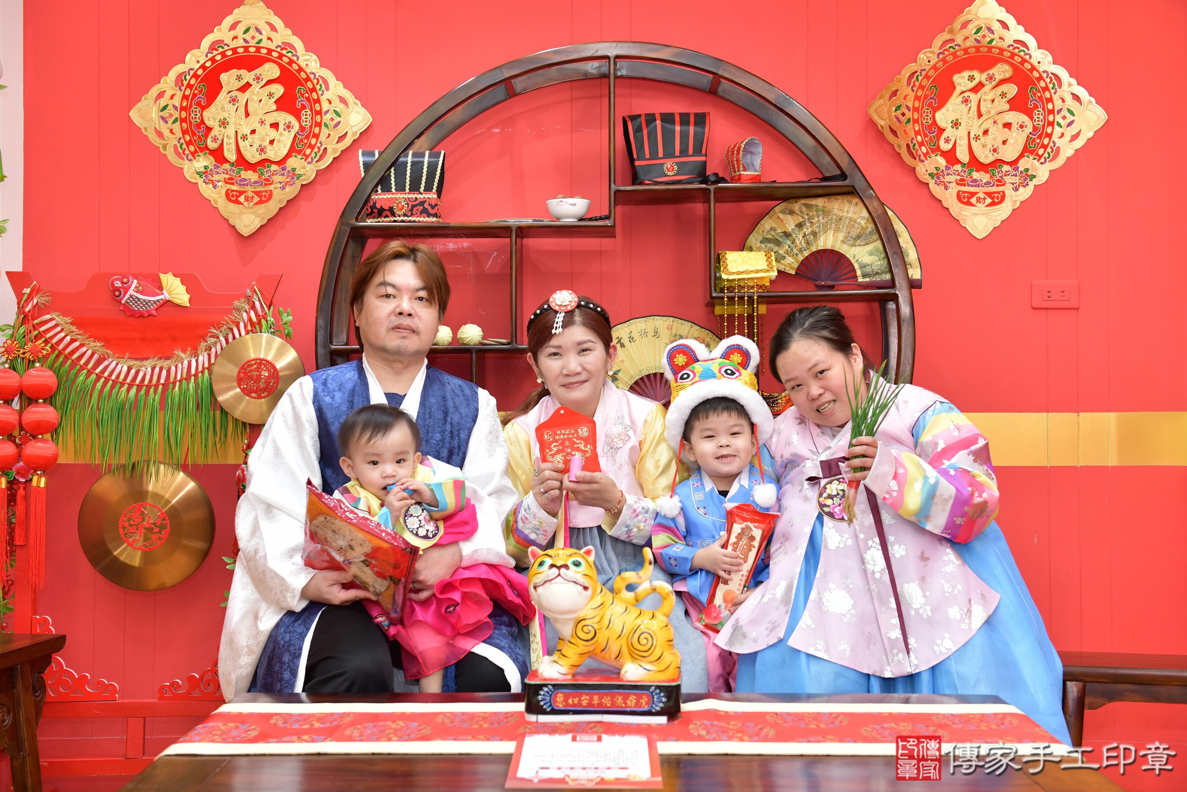 傳家手工印章桃園店、抓周、度脺、美式風會場、傳家嬰兒古禮、吉祥話、抓周道具物品24種、拍照。抓周證書。寶寶抓周、滿周歲、生日快樂、祝福 傳家手工印章桃園店、抓周、度脺、美式風會場、傳家嬰兒古禮、吉祥話、抓周道具物品24種、拍照。抓周證書。寶寶抓周、滿周歲、生日快樂、祝福