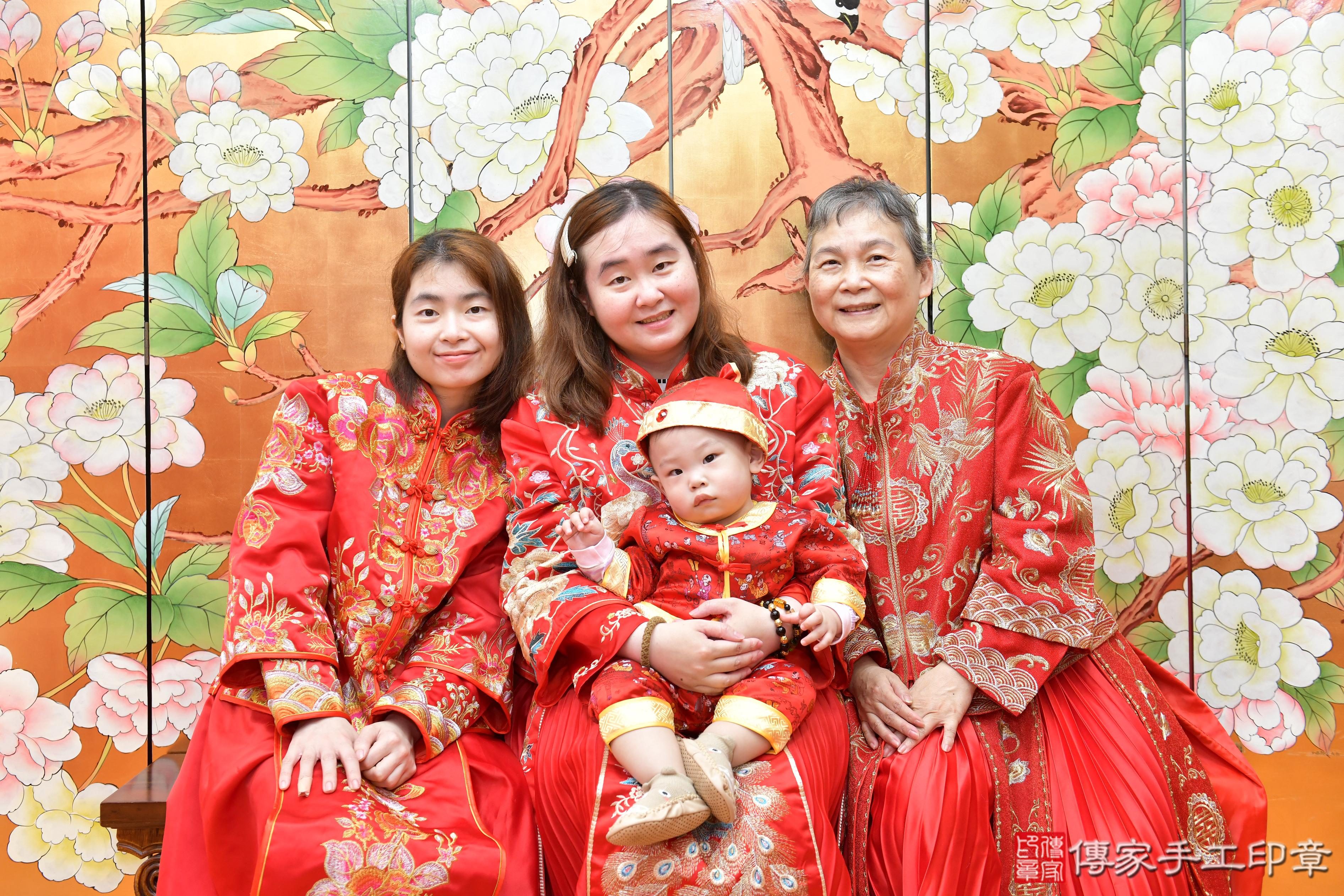傳家手工印章桃園店、抓周、度脺、美式風會場、傳家嬰兒古禮、吉祥話、抓周道具物品24種、拍照。抓周證書。寶寶抓周、滿周歲、生日快樂、祝福 傳家手工印章桃園店、抓周、度脺、美式風會場、傳家嬰兒古禮、吉祥話、抓周道具物品24種、拍照。抓周證書。寶寶抓周、滿周歲、生日快樂、祝福