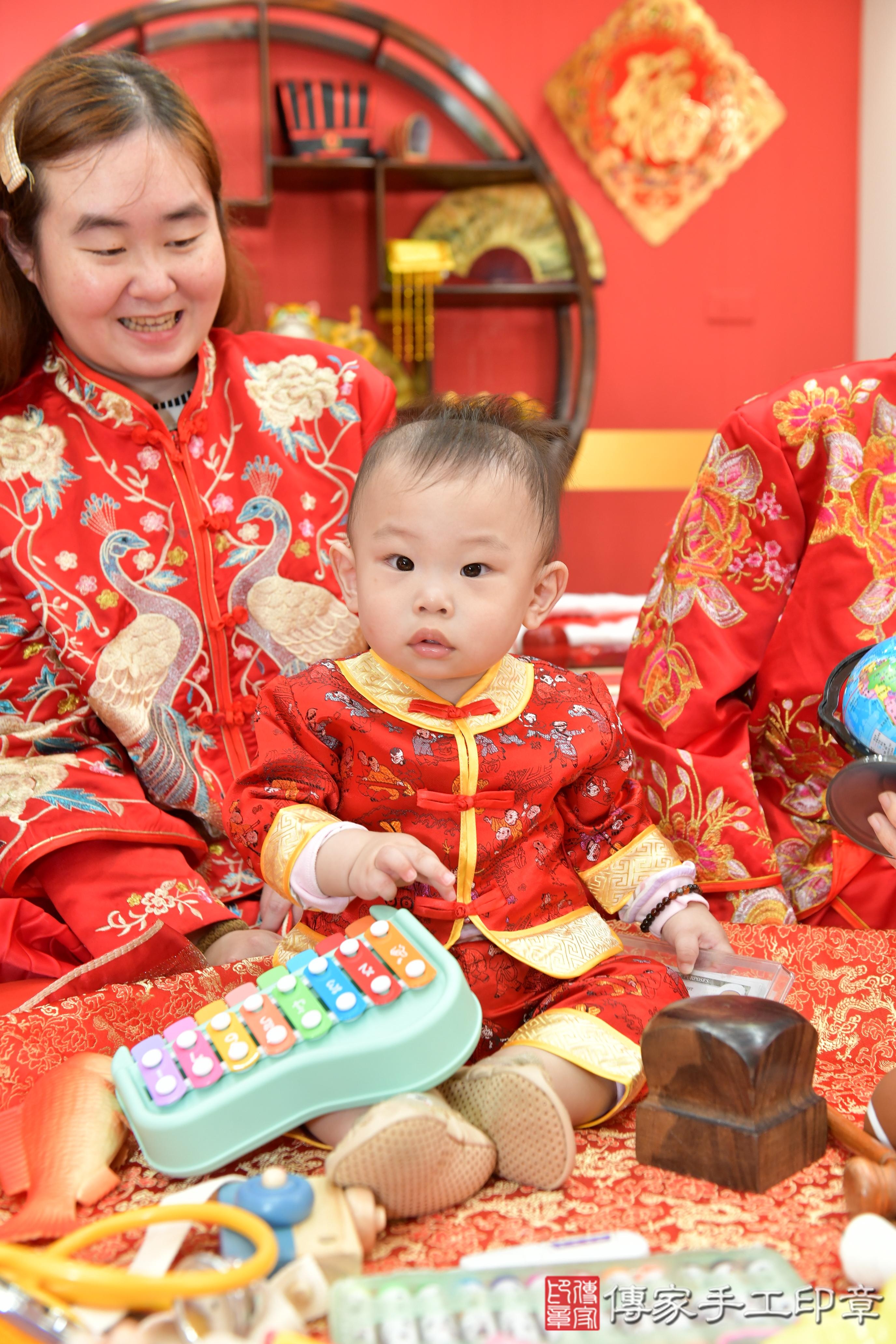 傳家手工印章桃園店、抓周、度脺、美式風會場、傳家嬰兒古禮、吉祥話、抓周道具物品24種、拍照。抓周證書。寶寶抓周、滿周歲、生日快樂、祝福 傳家手工印章桃園店、抓周、度脺、美式風會場、傳家嬰兒古禮、吉祥話、抓周道具物品24種、拍照。抓周證書。寶寶抓周、滿周歲、生日快樂、祝福