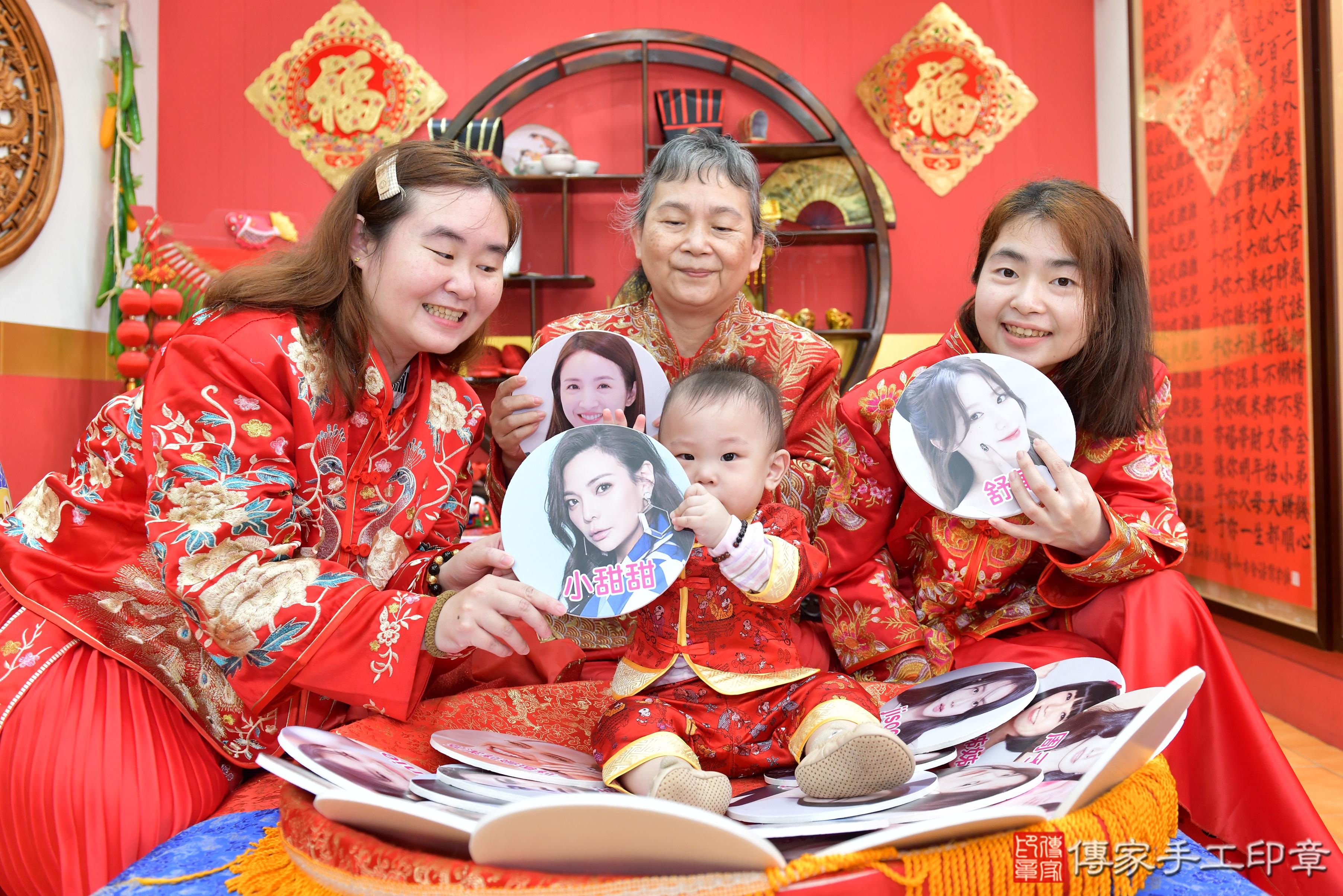 傳家手工印章桃園店、抓周、度脺、美式風會場、傳家嬰兒古禮、吉祥話、抓周道具物品24種、拍照。抓周證書。寶寶抓周、滿周歲、生日快樂、祝福 傳家手工印章桃園店、抓周、度脺、美式風會場、傳家嬰兒古禮、吉祥話、抓周道具物品24種、拍照。抓周證書。寶寶抓周、滿周歲、生日快樂、祝福