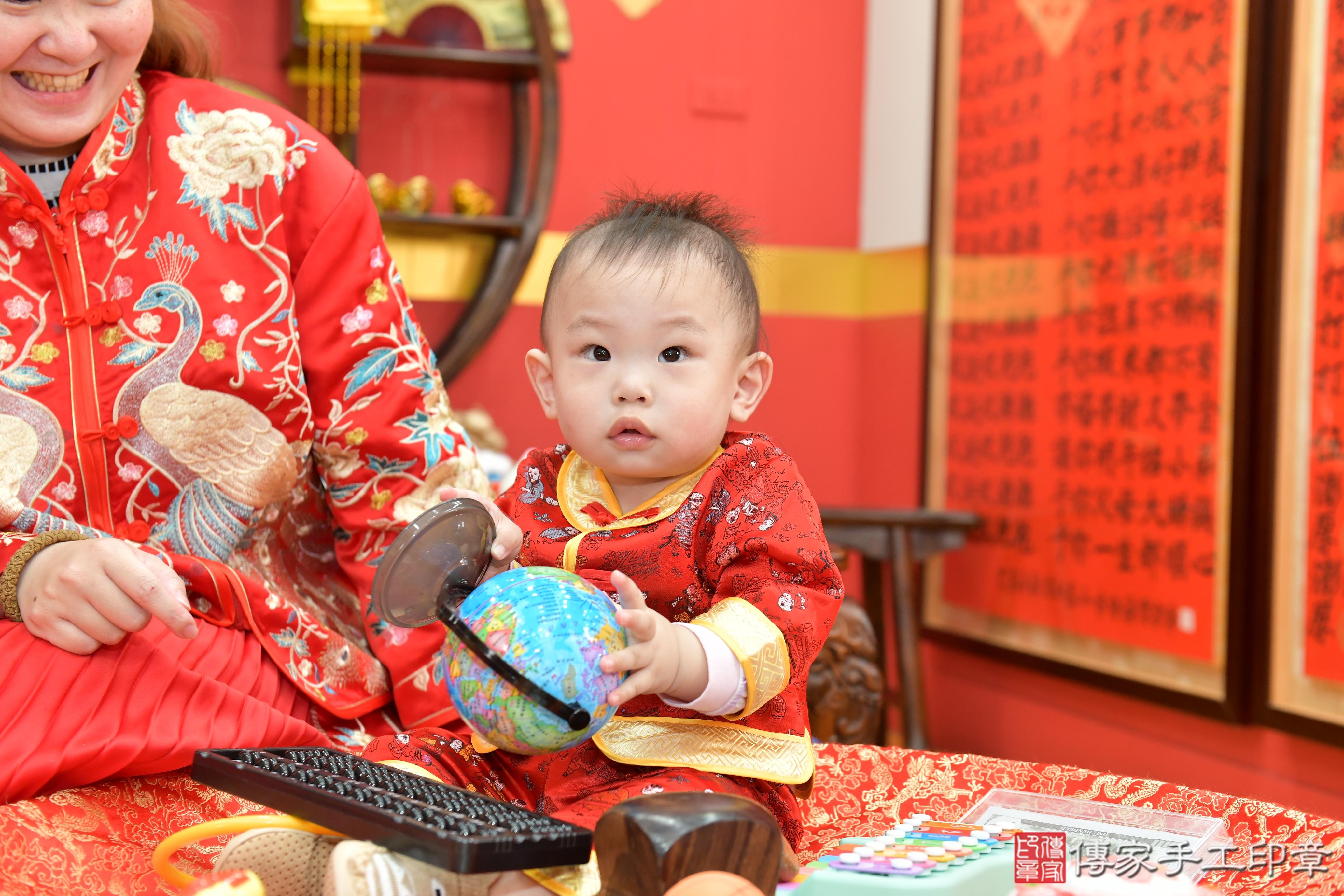 傳家手工印章桃園店、抓周、度脺、美式風會場、傳家嬰兒古禮、吉祥話、抓周道具物品24種、拍照。抓周證書。寶寶抓周、滿周歲、生日快樂、祝福 傳家手工印章桃園店、抓周、度脺、美式風會場、傳家嬰兒古禮、吉祥話、抓周道具物品24種、拍照。抓周證書。寶寶抓周、滿周歲、生日快樂、祝福