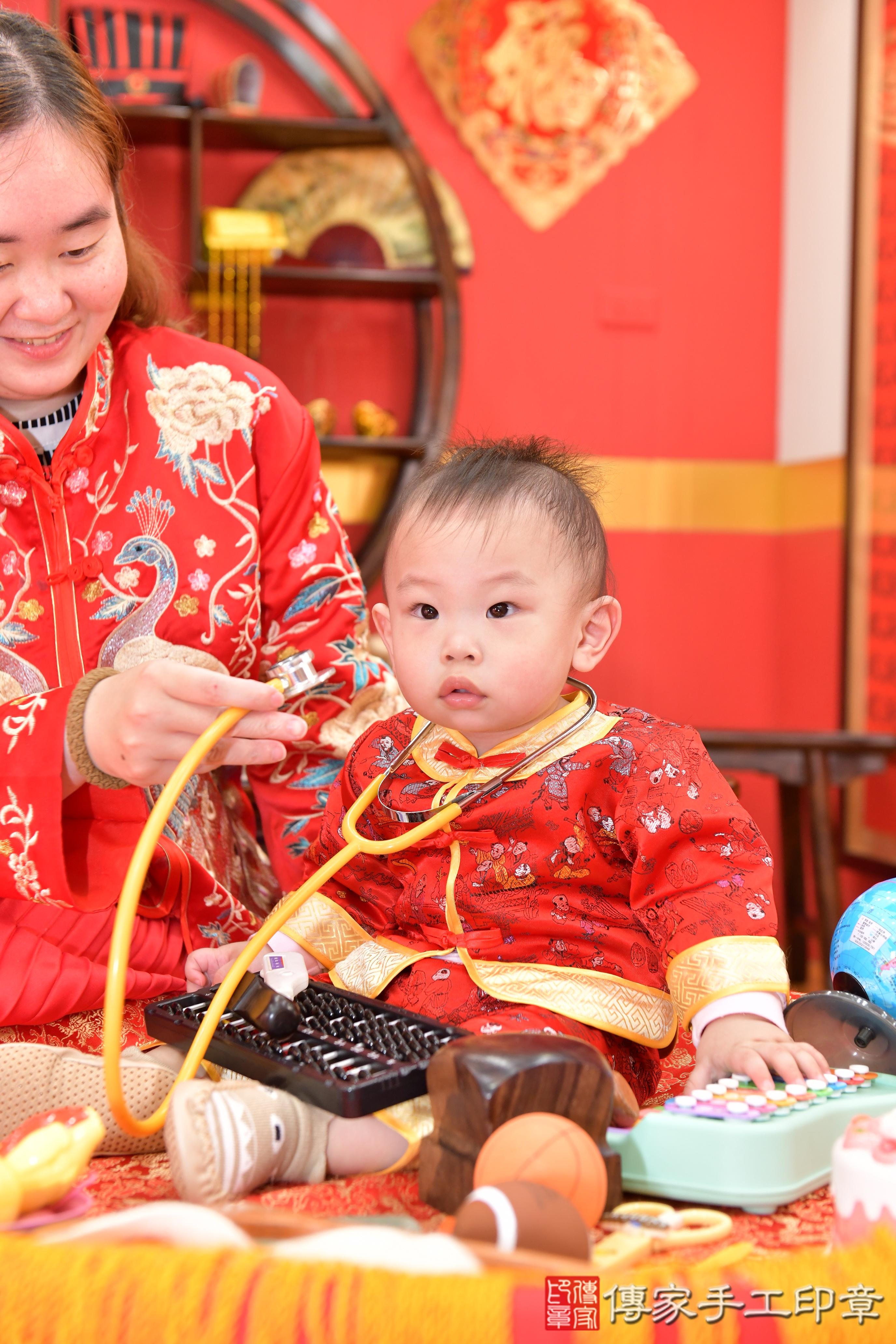 傳家手工印章桃園店、抓周、度脺、美式風會場、傳家嬰兒古禮、吉祥話、抓周道具物品24種、拍照。抓周證書。寶寶抓周、滿周歲、生日快樂、祝福 傳家手工印章桃園店、抓周、度脺、美式風會場、傳家嬰兒古禮、吉祥話、抓周道具物品24種、拍照。抓周證書。寶寶抓周、滿周歲、生日快樂、祝福