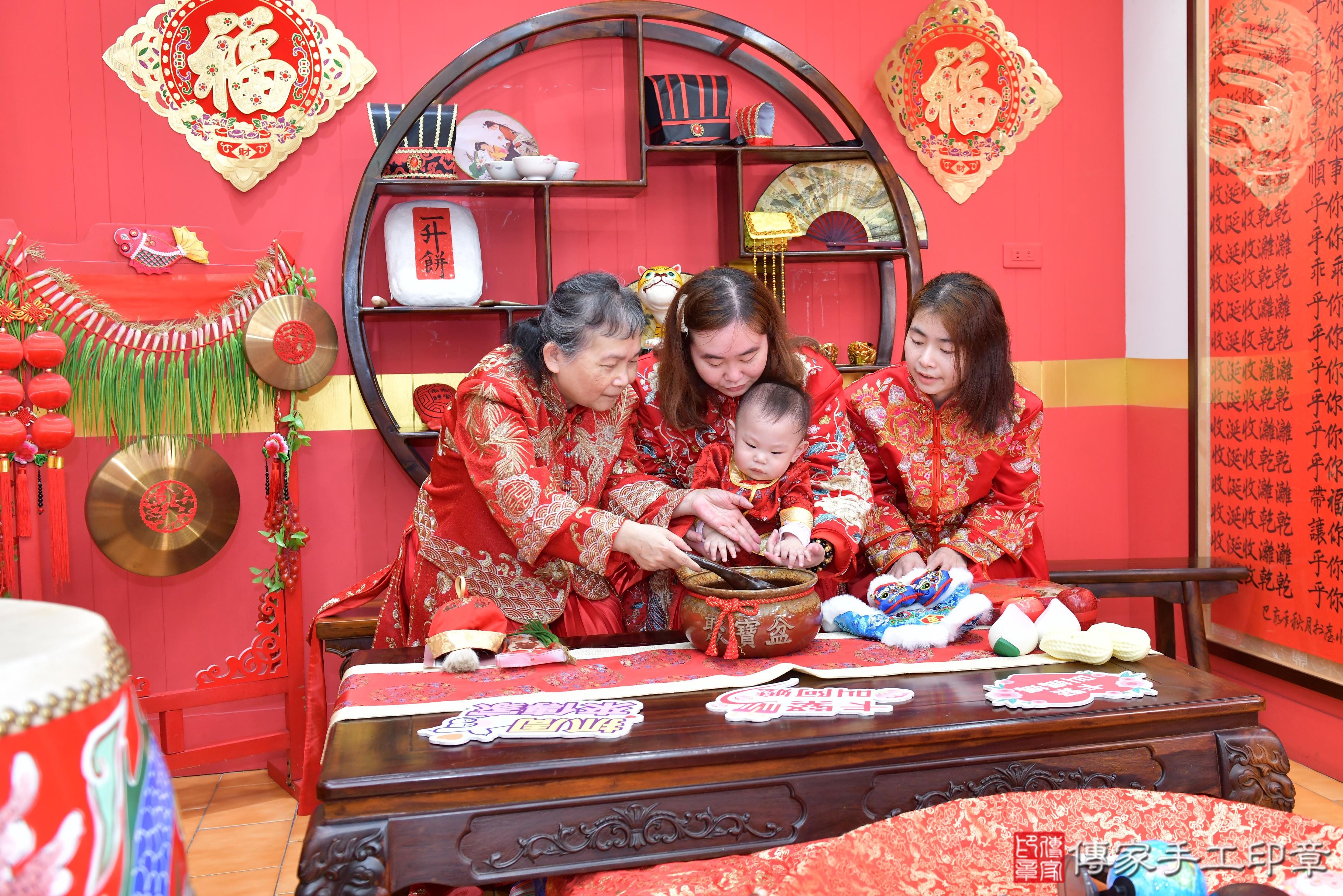 傳家手工印章桃園店、抓周、度脺、美式風會場、傳家嬰兒古禮、吉祥話、抓周道具物品24種、拍照。抓周證書。寶寶抓周、滿周歲、生日快樂、祝福 傳家手工印章桃園店、抓周、度脺、美式風會場、傳家嬰兒古禮、吉祥話、抓周道具物品24種、拍照。抓周證書。寶寶抓周、滿周歲、生日快樂、祝福
