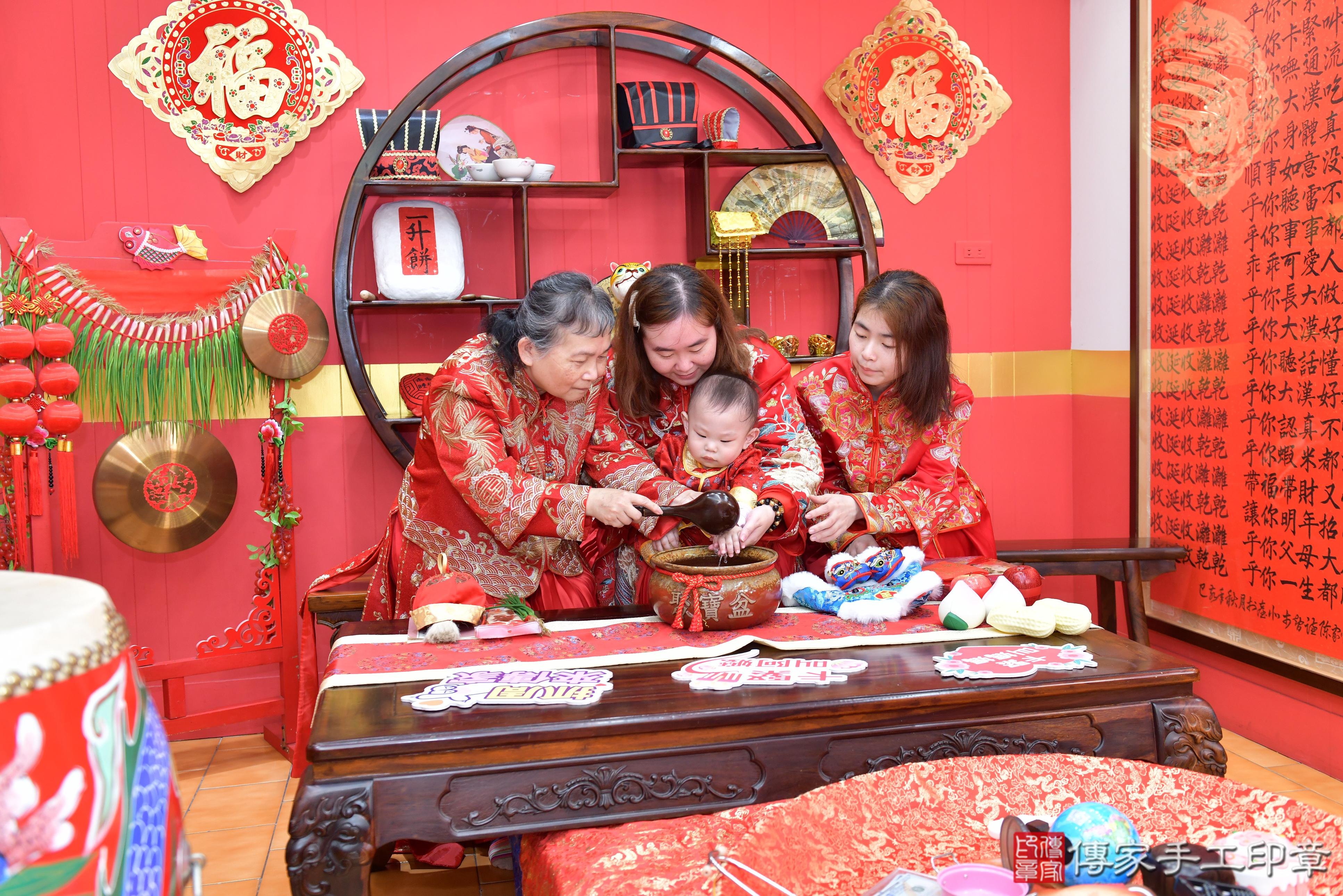 傳家手工印章桃園店、抓周、度脺、美式風會場、傳家嬰兒古禮、吉祥話、抓周道具物品24種、拍照。抓周證書。寶寶抓周、滿周歲、生日快樂、祝福 傳家手工印章桃園店、抓周、度脺、美式風會場、傳家嬰兒古禮、吉祥話、抓周道具物品24種、拍照。抓周證書。寶寶抓周、滿周歲、生日快樂、祝福
