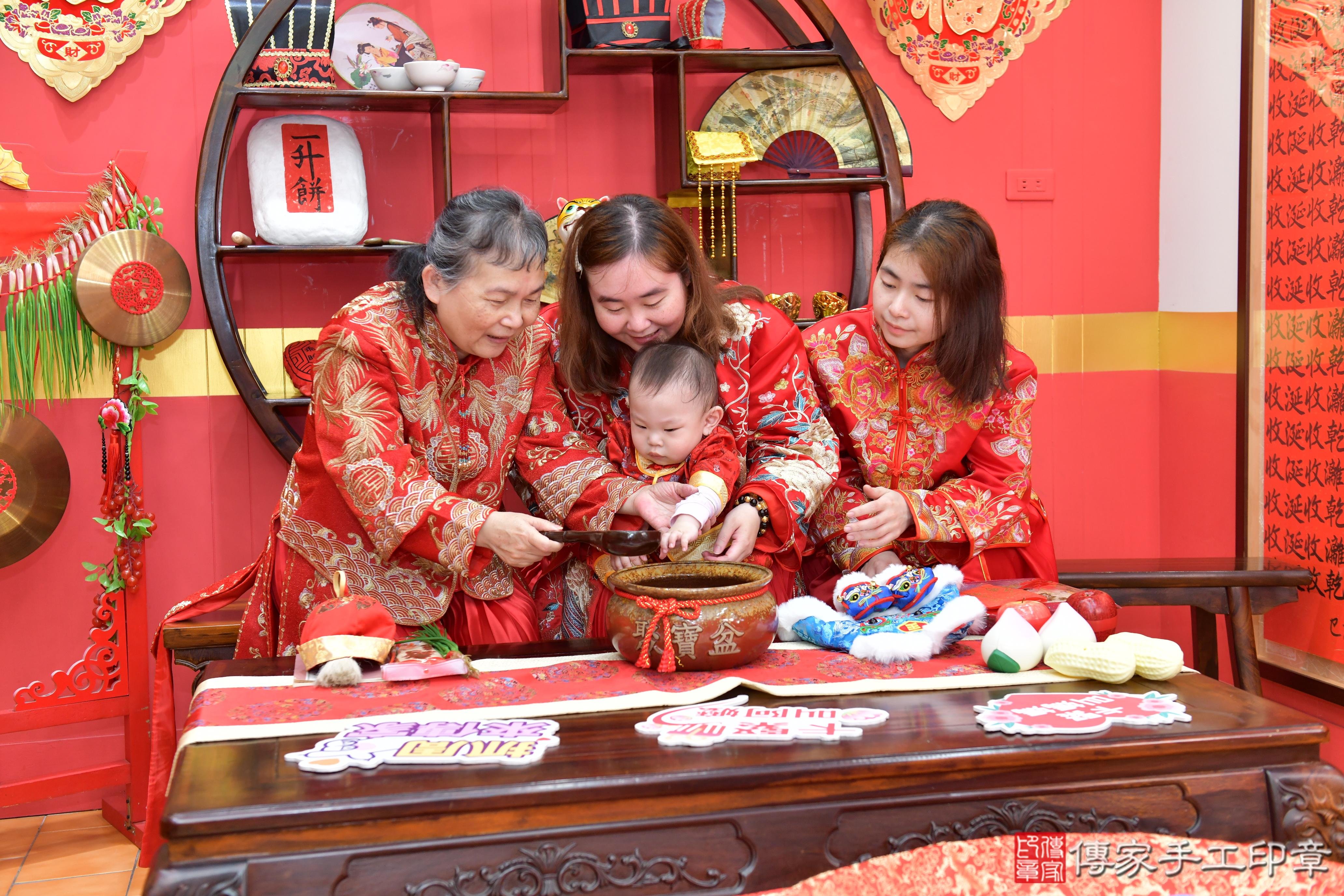 傳家手工印章桃園店、抓周、度脺、美式風會場、傳家嬰兒古禮、吉祥話、抓周道具物品24種、拍照。抓周證書。寶寶抓周、滿周歲、生日快樂、祝福 傳家手工印章桃園店、抓周、度脺、美式風會場、傳家嬰兒古禮、吉祥話、抓周道具物品24種、拍照。抓周證書。寶寶抓周、滿周歲、生日快樂、祝福