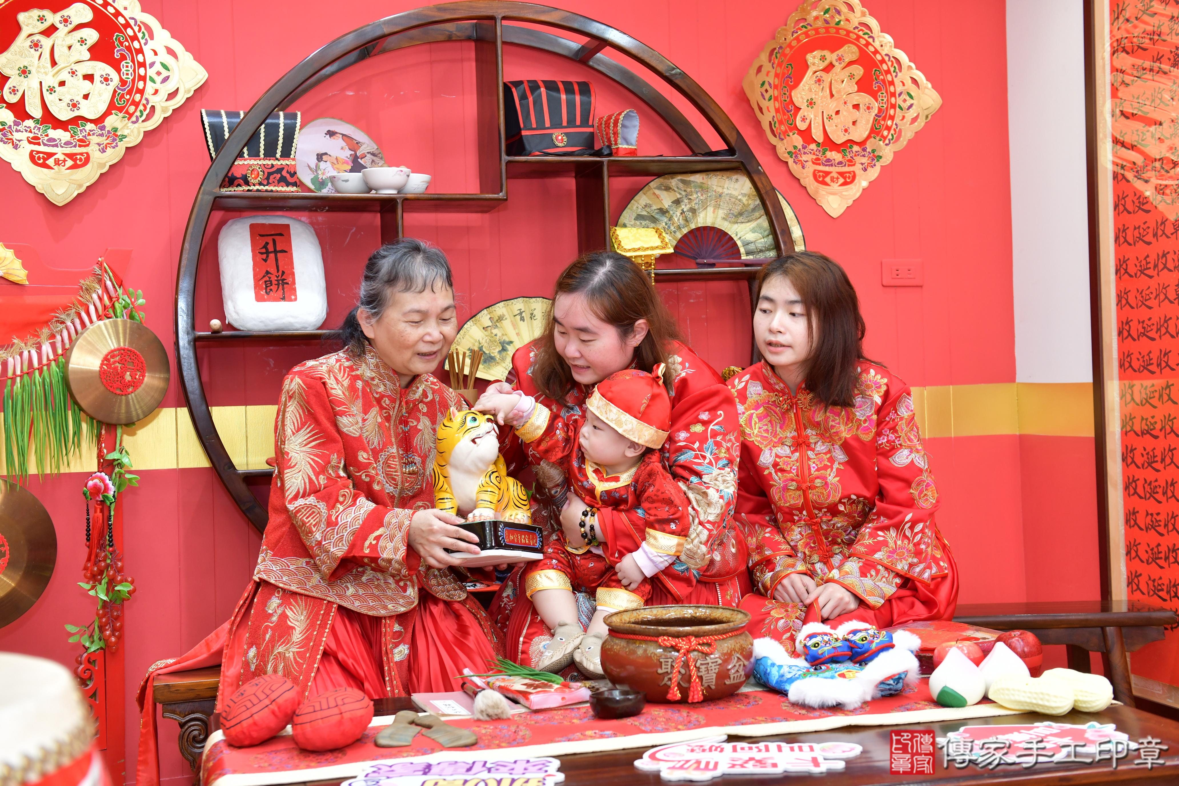 傳家手工印章桃園店、抓周、度脺、美式風會場、傳家嬰兒古禮、吉祥話、抓周道具物品24種、拍照。抓周證書。寶寶抓周、滿周歲、生日快樂、祝福 傳家手工印章桃園店、抓周、度脺、美式風會場、傳家嬰兒古禮、吉祥話、抓周道具物品24種、拍照。抓周證書。寶寶抓周、滿周歲、生日快樂、祝福