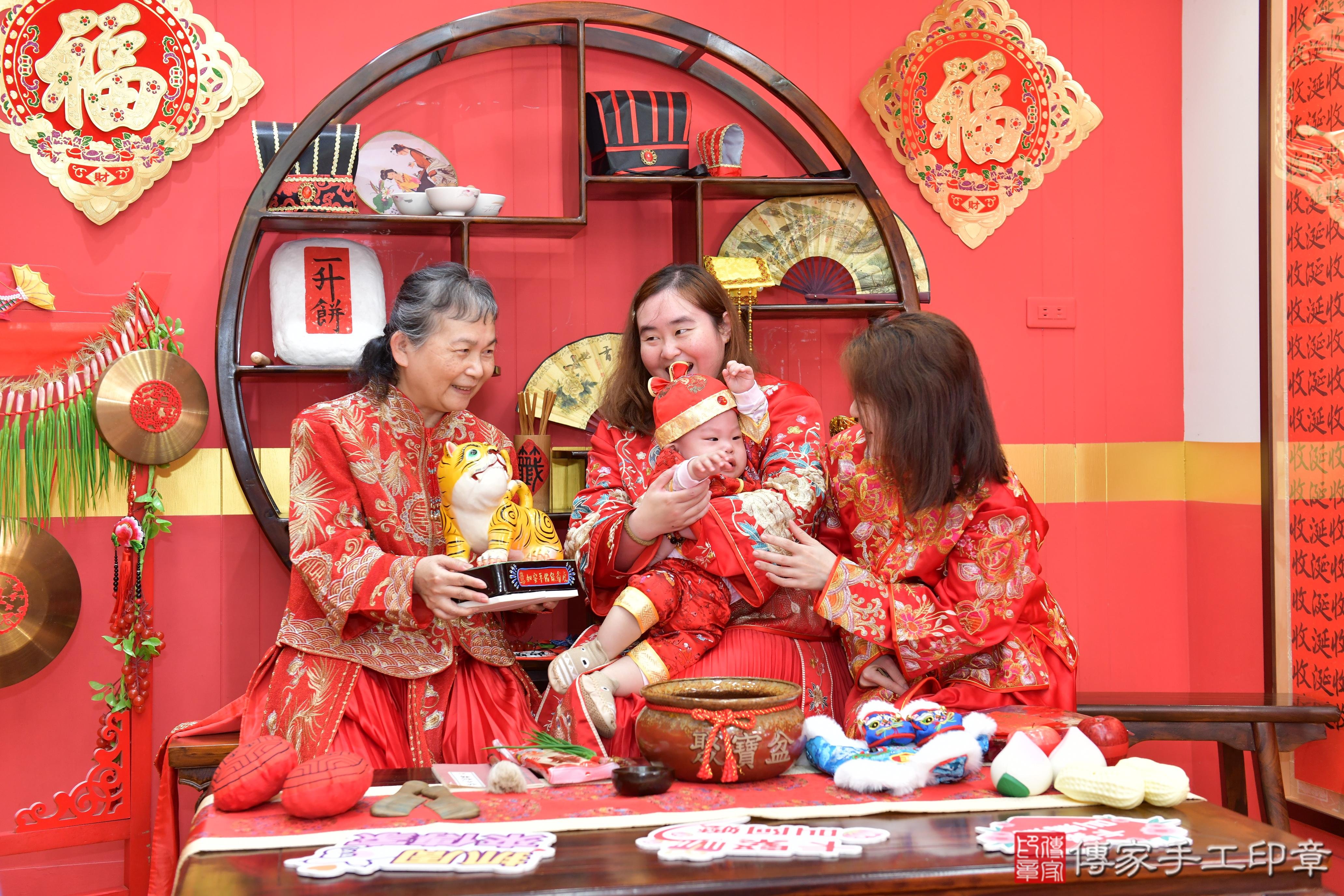 傳家手工印章桃園店、抓周、度脺、美式風會場、傳家嬰兒古禮、吉祥話、抓周道具物品24種、拍照。抓周證書。寶寶抓周、滿周歲、生日快樂、祝福 傳家手工印章桃園店、抓周、度脺、美式風會場、傳家嬰兒古禮、吉祥話、抓周道具物品24種、拍照。抓周證書。寶寶抓周、滿周歲、生日快樂、祝福