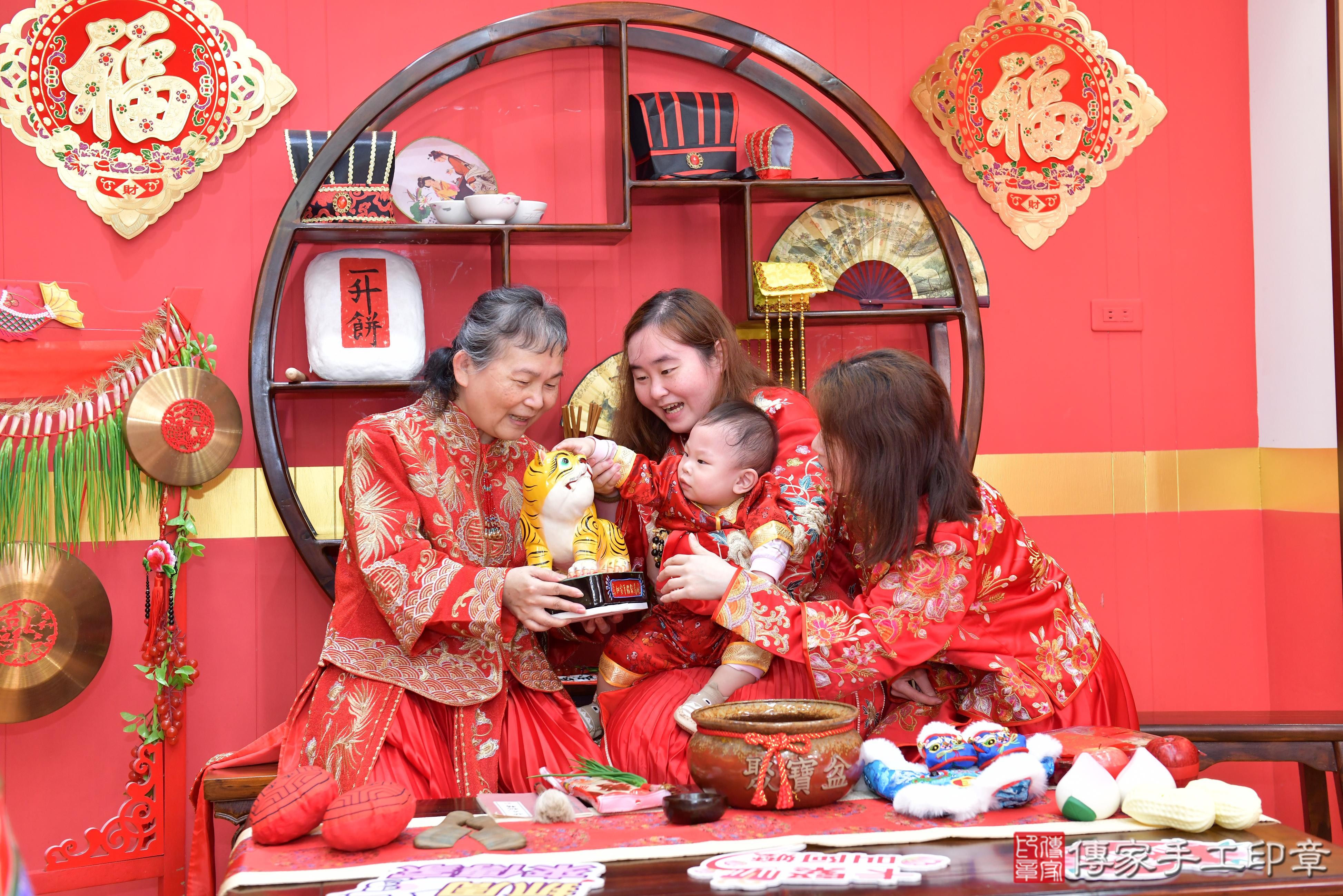 傳家手工印章桃園店、抓周、度脺、美式風會場、傳家嬰兒古禮、吉祥話、抓周道具物品24種、拍照。抓周證書。寶寶抓周、滿周歲、生日快樂、祝福 傳家手工印章桃園店、抓周、度脺、美式風會場、傳家嬰兒古禮、吉祥話、抓周道具物品24種、拍照。抓周證書。寶寶抓周、滿周歲、生日快樂、祝福