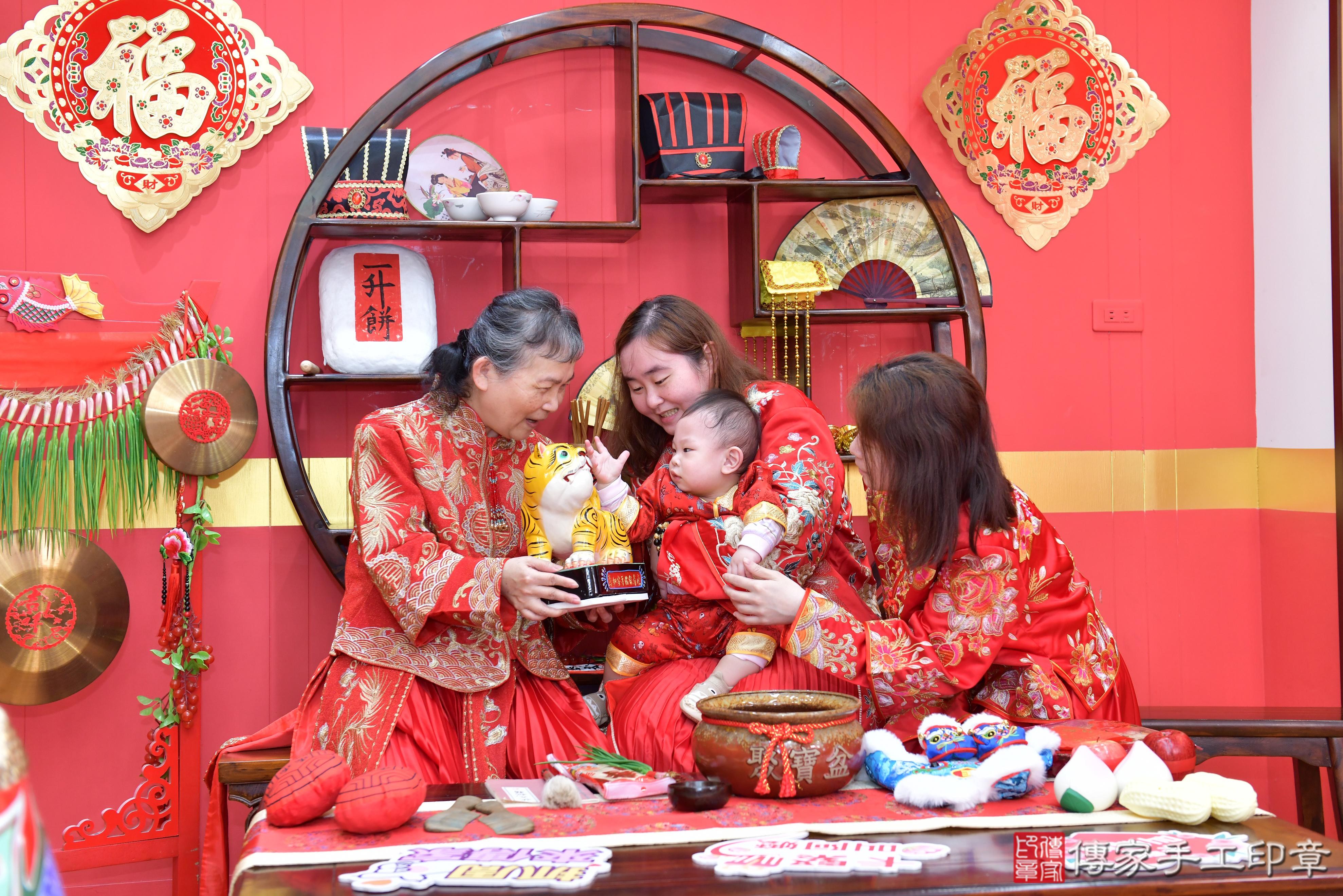 傳家手工印章桃園店、抓周、度脺、美式風會場、傳家嬰兒古禮、吉祥話、抓周道具物品24種、拍照。抓周證書。寶寶抓周、滿周歲、生日快樂、祝福 傳家手工印章桃園店、抓周、度脺、美式風會場、傳家嬰兒古禮、吉祥話、抓周道具物品24種、拍照。抓周證書。寶寶抓周、滿周歲、生日快樂、祝福