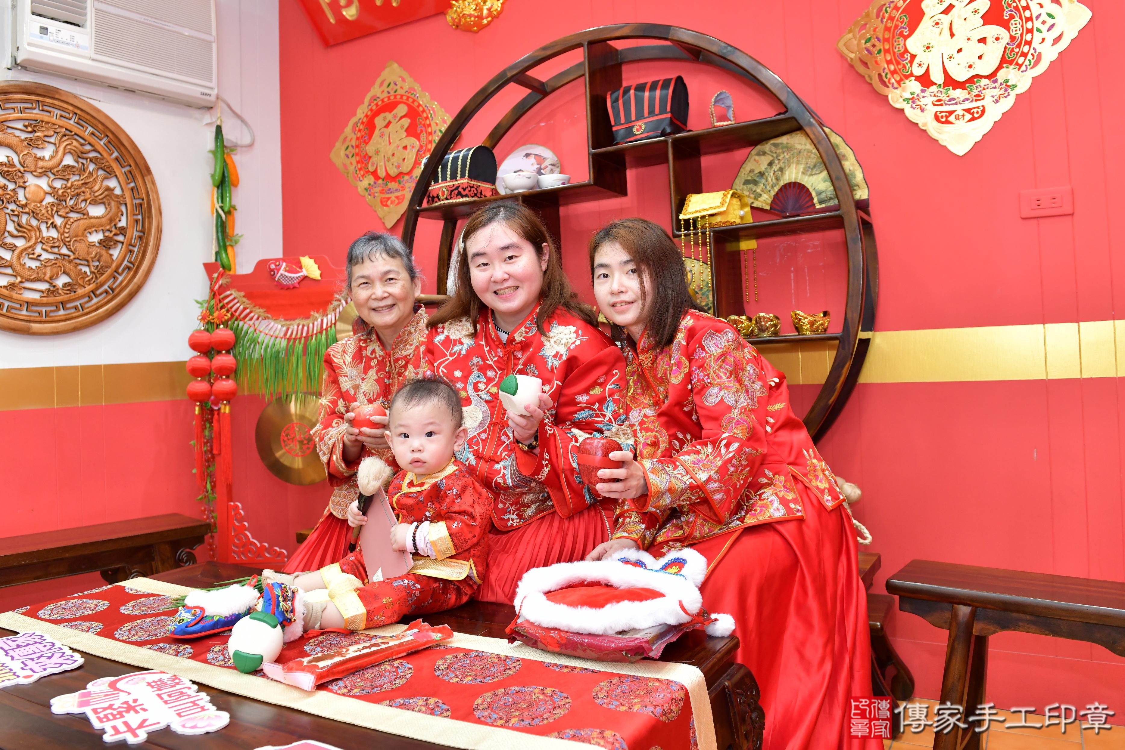 傳家手工印章桃園店、抓周、度脺、美式風會場、傳家嬰兒古禮、吉祥話、抓周道具物品24種、拍照。抓周證書。寶寶抓周、滿周歲、生日快樂、祝福 傳家手工印章桃園店、抓周、度脺、美式風會場、傳家嬰兒古禮、吉祥話、抓周道具物品24種、拍照。抓周證書。寶寶抓周、滿周歲、生日快樂、祝福