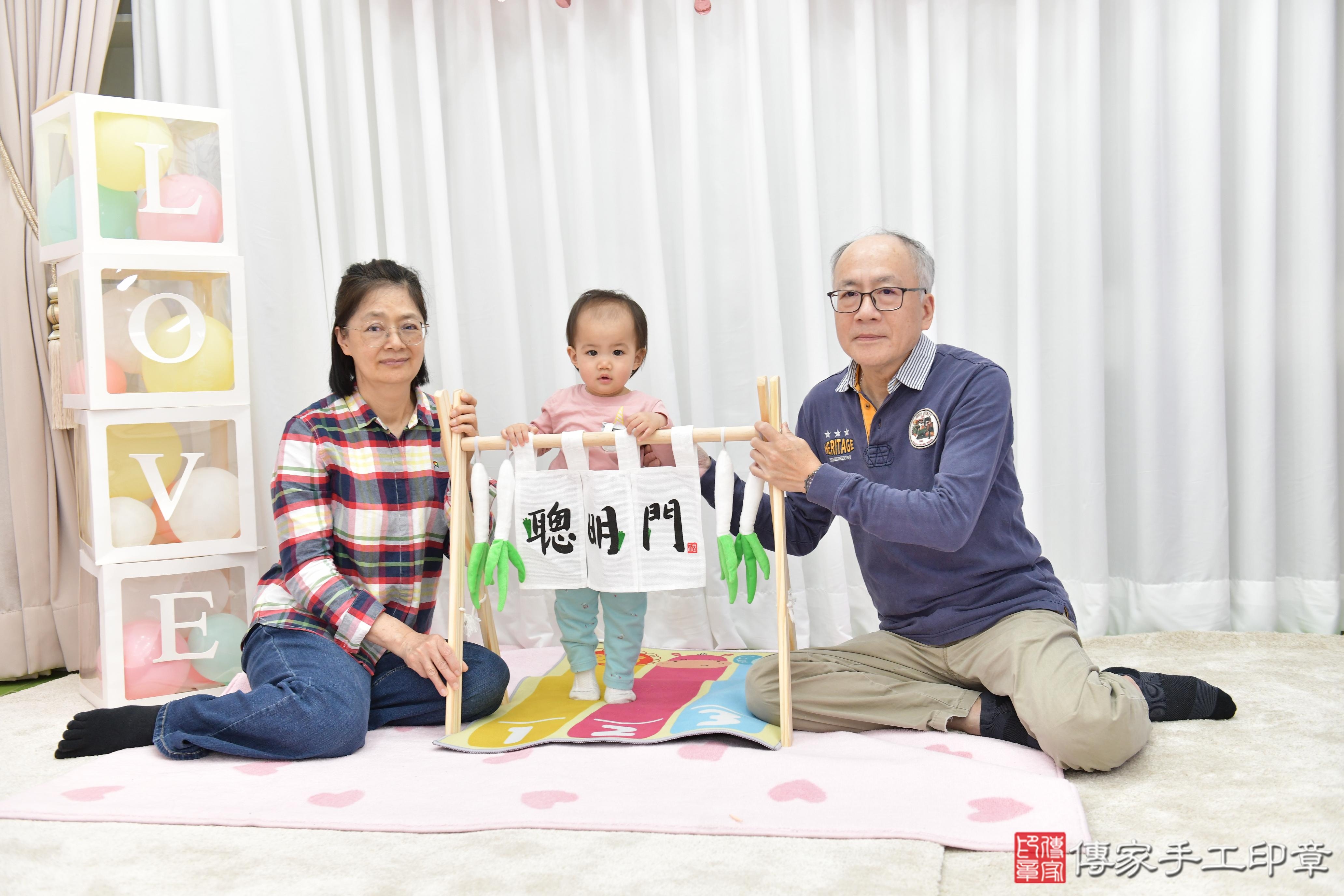 傳家手工印章桃園店、抓周、度脺、美式風會場、傳家嬰兒古禮、吉祥話、抓周道具物品24種、拍照。抓周證書。寶寶抓周、滿周歲、生日快樂、祝福 傳家手工印章桃園店、抓周、度脺、美式風會場、傳家嬰兒古禮、吉祥話、抓周道具物品24種、拍照。抓周證書。寶寶抓周、滿周歲、生日快樂、祝福