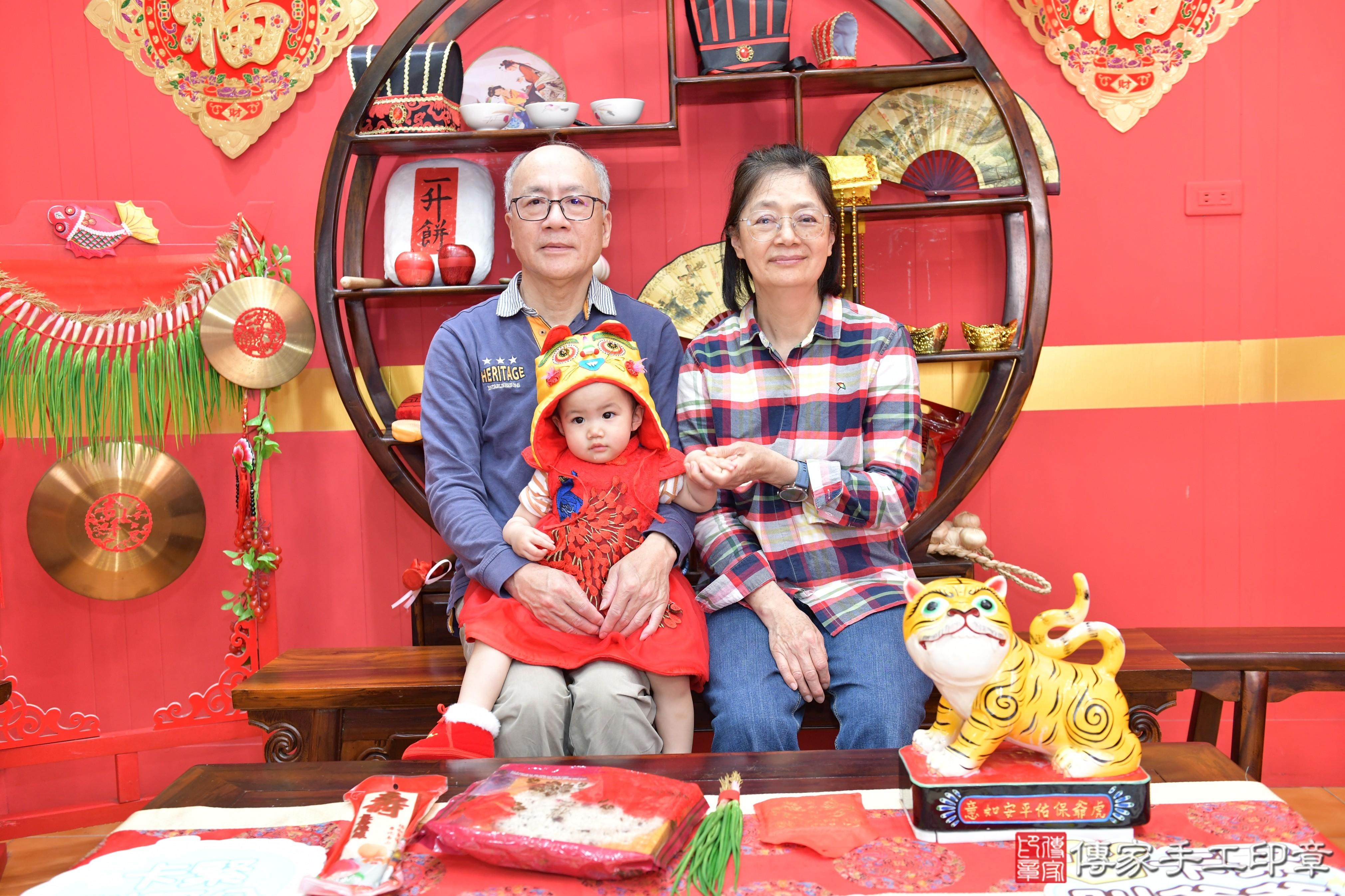 傳家手工印章桃園店、抓周、度脺、美式風會場、傳家嬰兒古禮、吉祥話、抓周道具物品24種、拍照。抓周證書。寶寶抓周、滿周歲、生日快樂、祝福 傳家手工印章桃園店、抓周、度脺、美式風會場、傳家嬰兒古禮、吉祥話、抓周道具物品24種、拍照。抓周證書。寶寶抓周、滿周歲、生日快樂、祝福