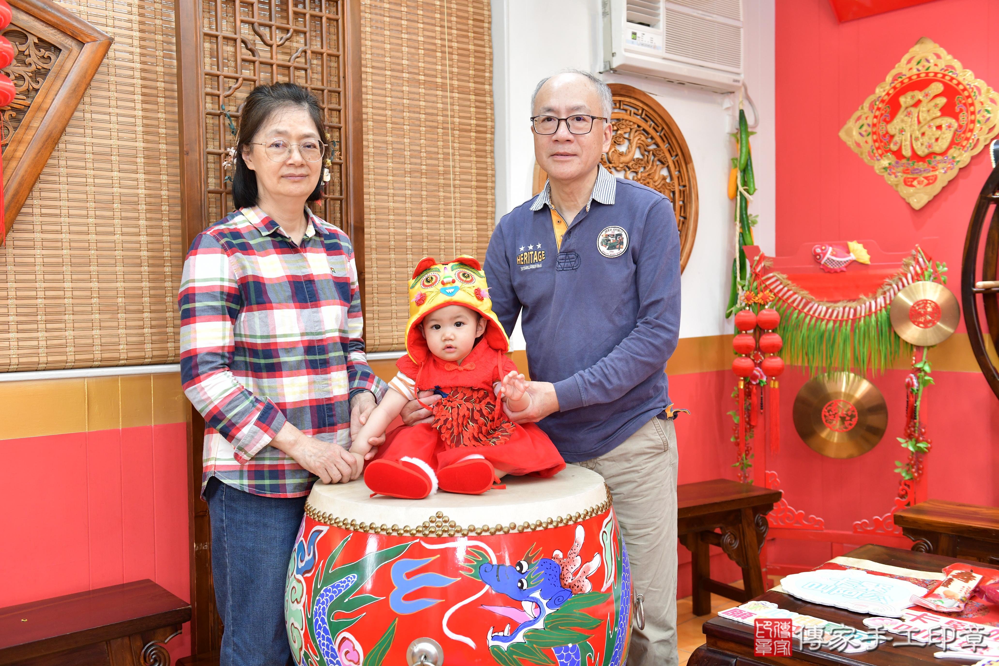 傳家手工印章桃園店、抓周、度脺、美式風會場、傳家嬰兒古禮、吉祥話、抓周道具物品24種、拍照。抓周證書。寶寶抓周、滿周歲、生日快樂、祝福 傳家手工印章桃園店、抓周、度脺、美式風會場、傳家嬰兒古禮、吉祥話、抓周道具物品24種、拍照。抓周證書。寶寶抓周、滿周歲、生日快樂、祝福