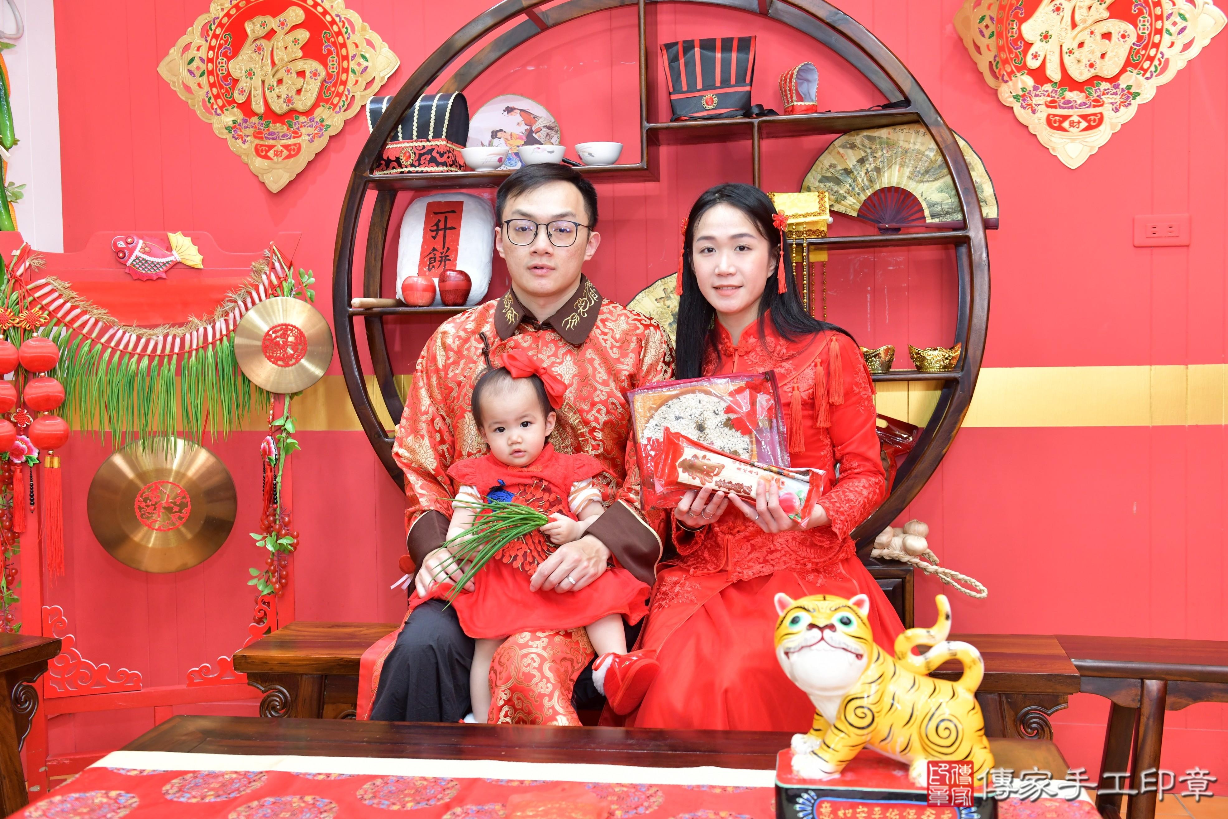 傳家手工印章桃園店、抓周、度脺、美式風會場、傳家嬰兒古禮、吉祥話、抓周道具物品24種、拍照。抓周證書。寶寶抓周、滿周歲、生日快樂、祝福 傳家手工印章桃園店、抓周、度脺、美式風會場、傳家嬰兒古禮、吉祥話、抓周道具物品24種、拍照。抓周證書。寶寶抓周、滿周歲、生日快樂、祝福
