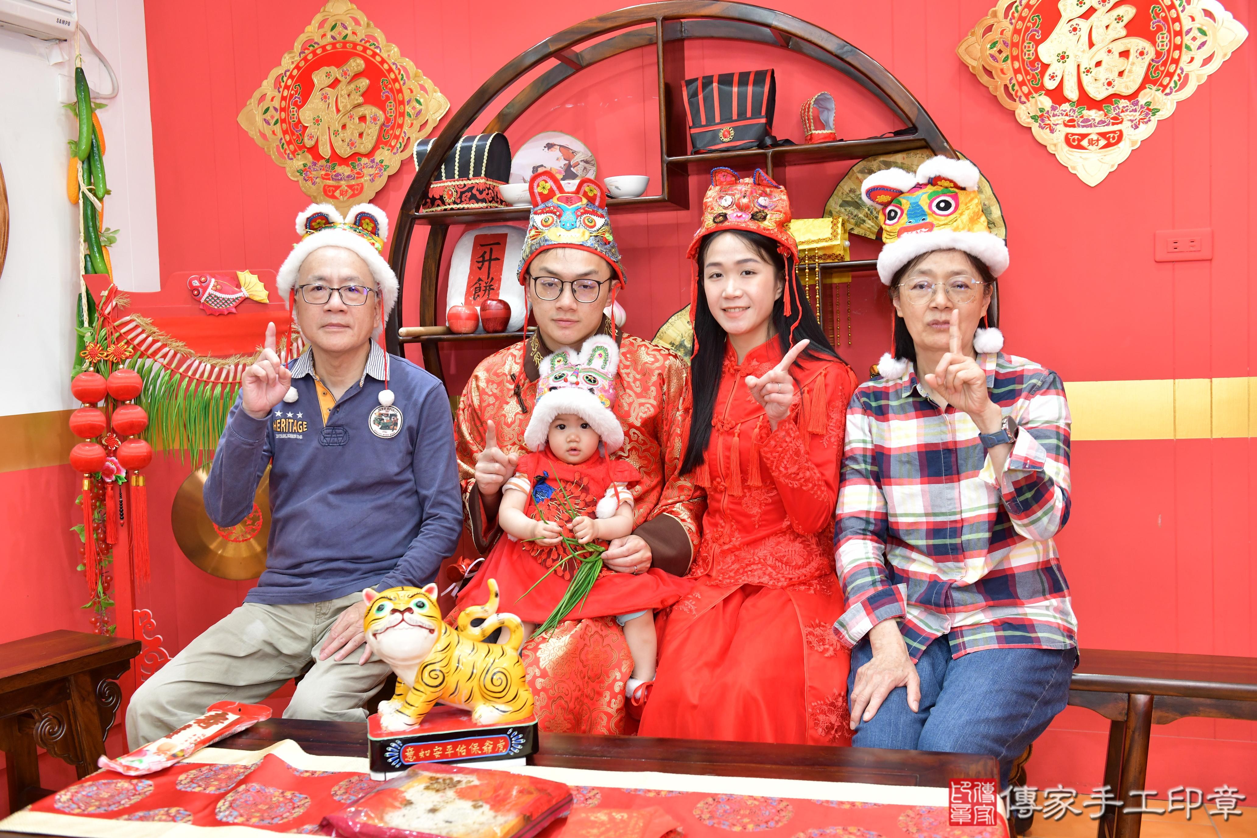 傳家手工印章桃園店、抓周、度脺、美式風會場、傳家嬰兒古禮、吉祥話、抓周道具物品24種、拍照。抓周證書。寶寶抓周、滿周歲、生日快樂、祝福 傳家手工印章桃園店、抓周、度脺、美式風會場、傳家嬰兒古禮、吉祥話、抓周道具物品24種、拍照。抓周證書。寶寶抓周、滿周歲、生日快樂、祝福