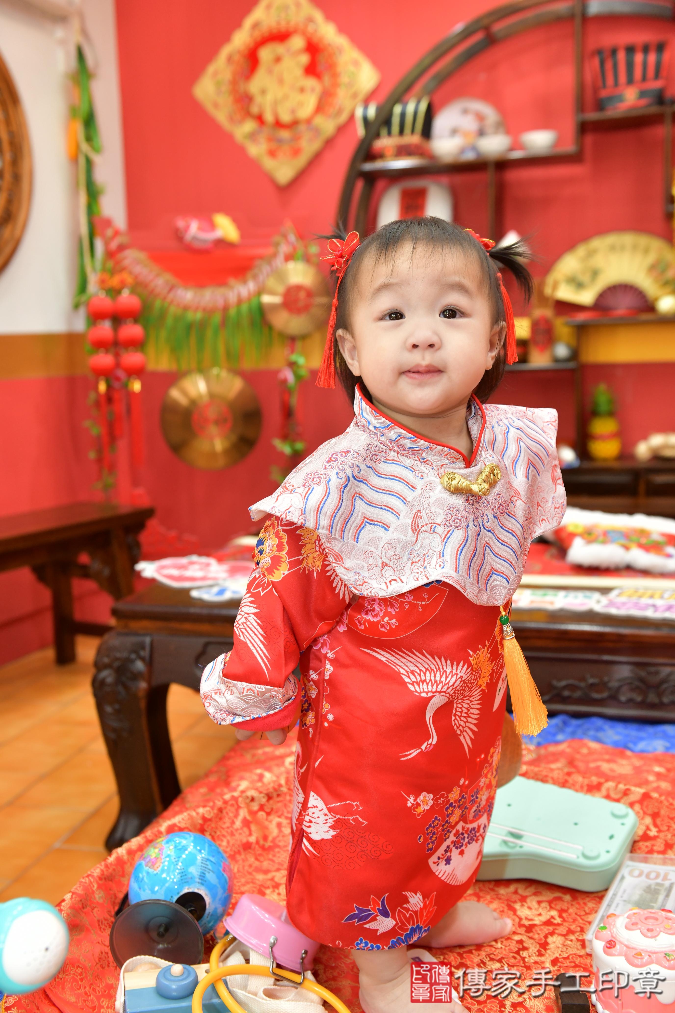 傳家手工印章桃園店、抓周、度脺、美式風會場、傳家嬰兒古禮、吉祥話、抓周道具物品24種、拍照。抓周證書。寶寶抓周、滿周歲、生日快樂、祝福 傳家手工印章桃園店、抓周、度脺、美式風會場、傳家嬰兒古禮、吉祥話、抓周道具物品24種、拍照。抓周證書。寶寶抓周、滿周歲、生日快樂、祝福