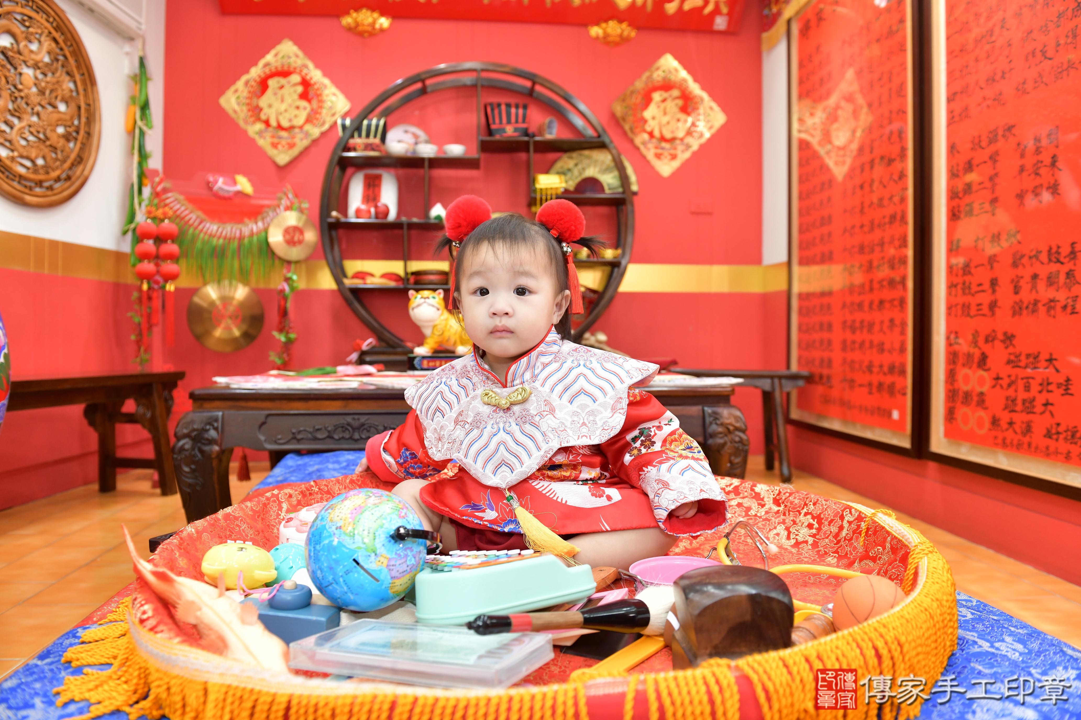 傳家手工印章桃園店、抓周、度脺、美式風會場、傳家嬰兒古禮、吉祥話、抓周道具物品24種、拍照。抓周證書。寶寶抓周、滿周歲、生日快樂、祝福 傳家手工印章桃園店、抓周、度脺、美式風會場、傳家嬰兒古禮、吉祥話、抓周道具物品24種、拍照。抓周證書。寶寶抓周、滿周歲、生日快樂、祝福