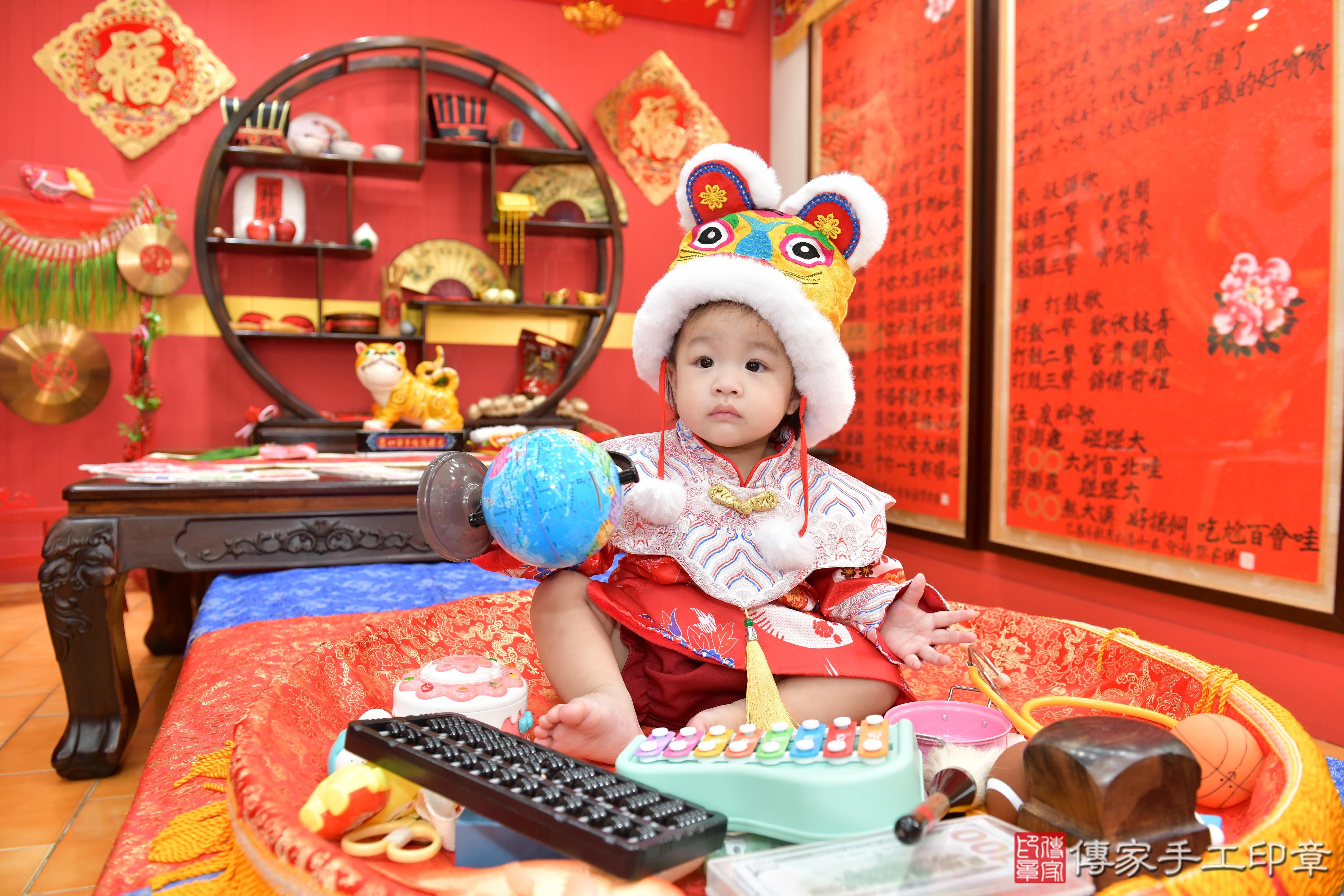 傳家手工印章桃園店、抓周、度脺、美式風會場、傳家嬰兒古禮、吉祥話、抓周道具物品24種、拍照。抓周證書。寶寶抓周、滿周歲、生日快樂、祝福 傳家手工印章桃園店、抓周、度脺、美式風會場、傳家嬰兒古禮、吉祥話、抓周道具物品24種、拍照。抓周證書。寶寶抓周、滿周歲、生日快樂、祝福