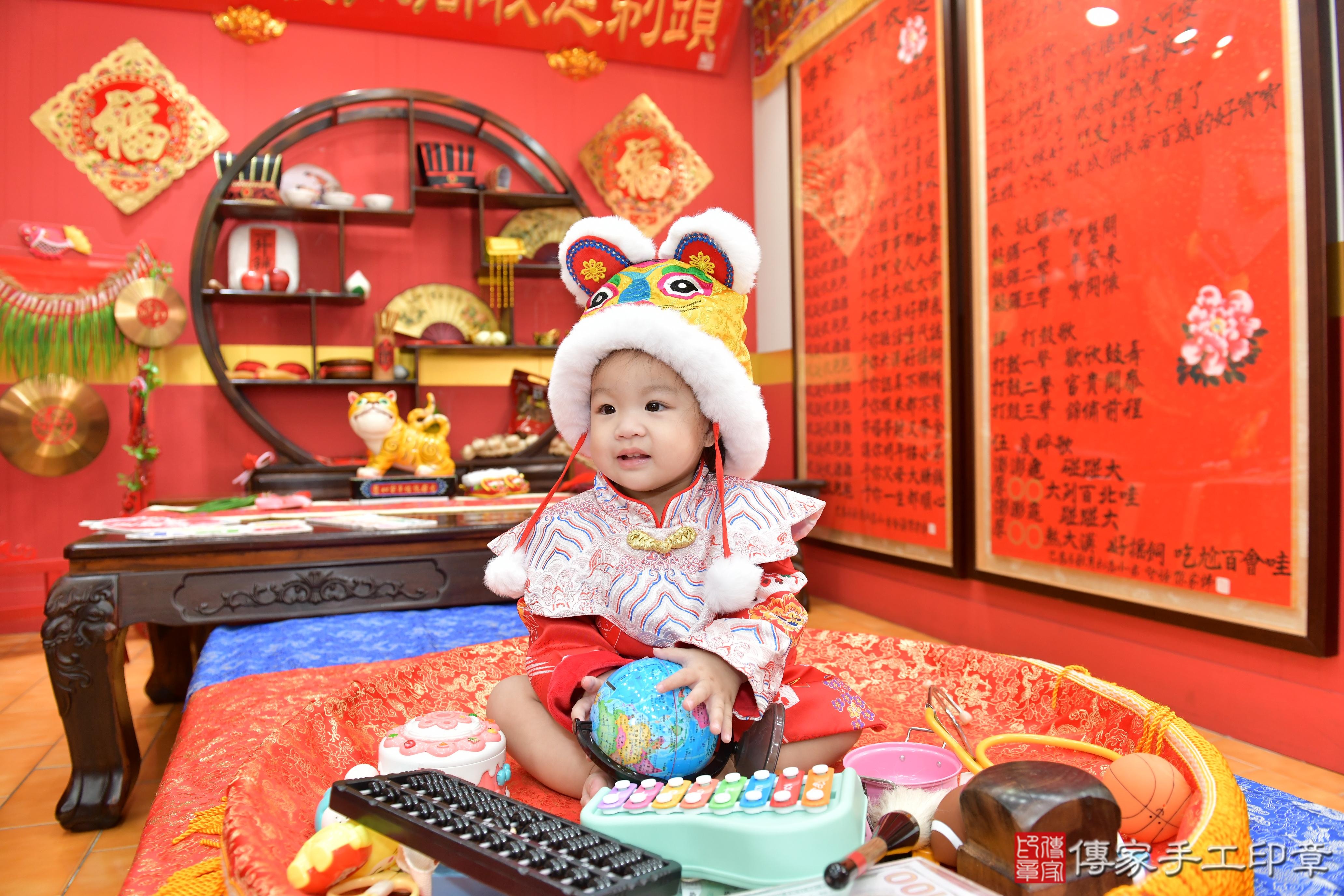 傳家手工印章桃園店、抓周、度脺、美式風會場、傳家嬰兒古禮、吉祥話、抓周道具物品24種、拍照。抓周證書。寶寶抓周、滿周歲、生日快樂、祝福 傳家手工印章桃園店、抓周、度脺、美式風會場、傳家嬰兒古禮、吉祥話、抓周道具物品24種、拍照。抓周證書。寶寶抓周、滿周歲、生日快樂、祝福