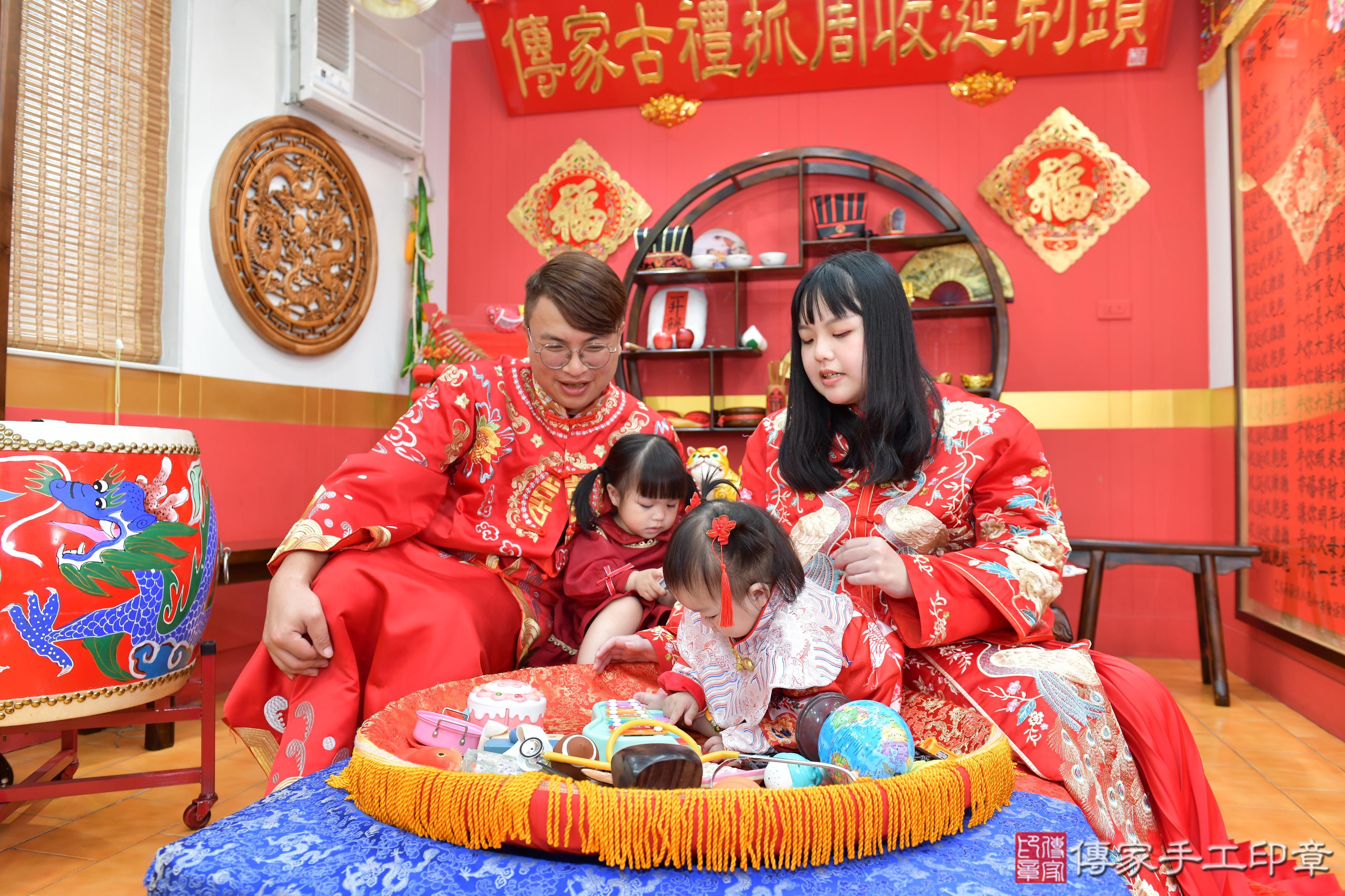傳家手工印章桃園店、抓周、度脺、美式風會場、傳家嬰兒古禮、吉祥話、抓周道具物品24種、拍照。抓周證書。寶寶抓周、滿周歲、生日快樂、祝福 傳家手工印章桃園店、抓周、度脺、美式風會場、傳家嬰兒古禮、吉祥話、抓周道具物品24種、拍照。抓周證書。寶寶抓周、滿周歲、生日快樂、祝福