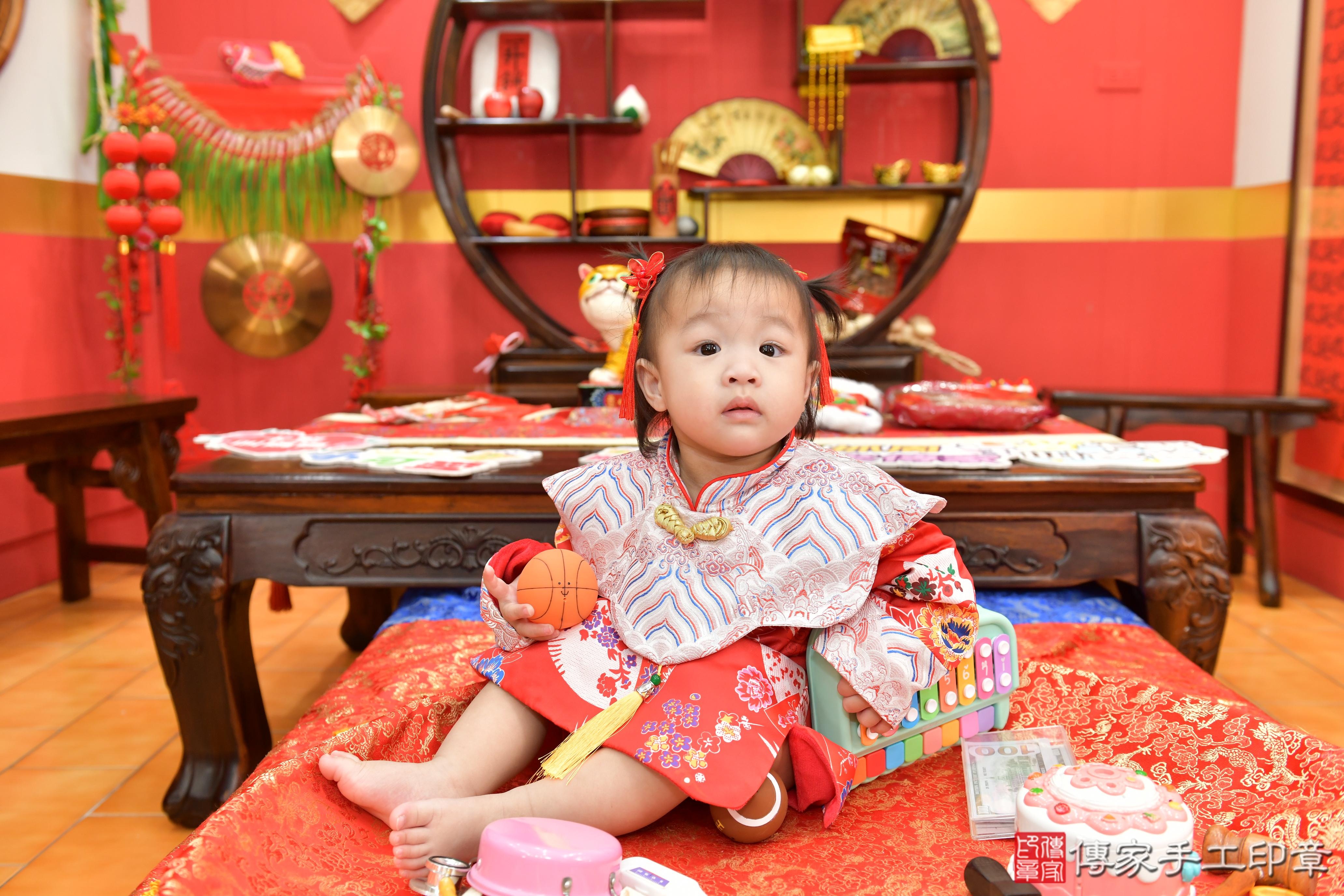 傳家手工印章桃園店、抓周、度脺、美式風會場、傳家嬰兒古禮、吉祥話、抓周道具物品24種、拍照。抓周證書。寶寶抓周、滿周歲、生日快樂、祝福 傳家手工印章桃園店、抓周、度脺、美式風會場、傳家嬰兒古禮、吉祥話、抓周道具物品24種、拍照。抓周證書。寶寶抓周、滿周歲、生日快樂、祝福