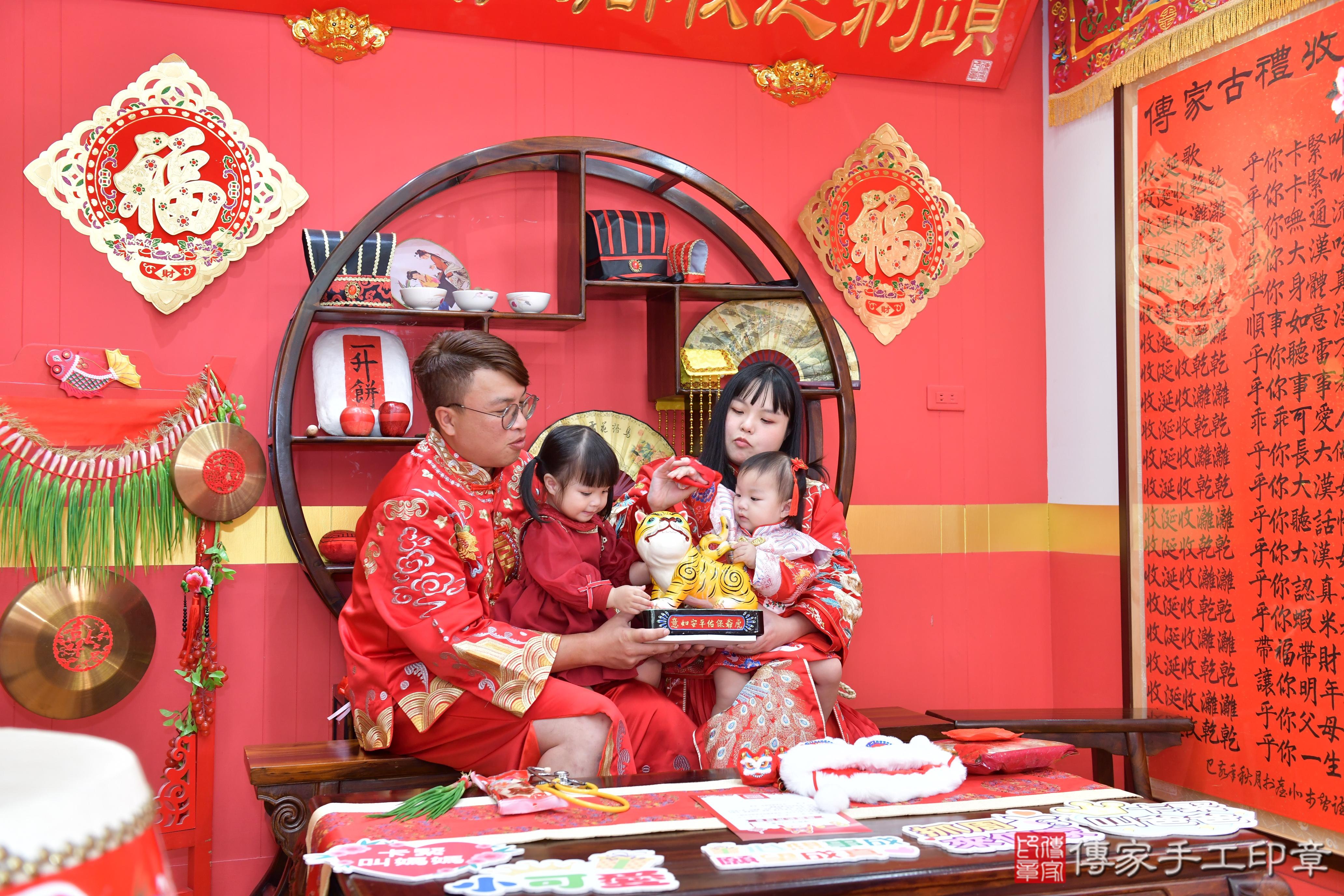 傳家手工印章桃園店、抓周、度脺、美式風會場、傳家嬰兒古禮、吉祥話、抓周道具物品24種、拍照。抓周證書。寶寶抓周、滿周歲、生日快樂、祝福 傳家手工印章桃園店、抓周、度脺、美式風會場、傳家嬰兒古禮、吉祥話、抓周道具物品24種、拍照。抓周證書。寶寶抓周、滿周歲、生日快樂、祝福