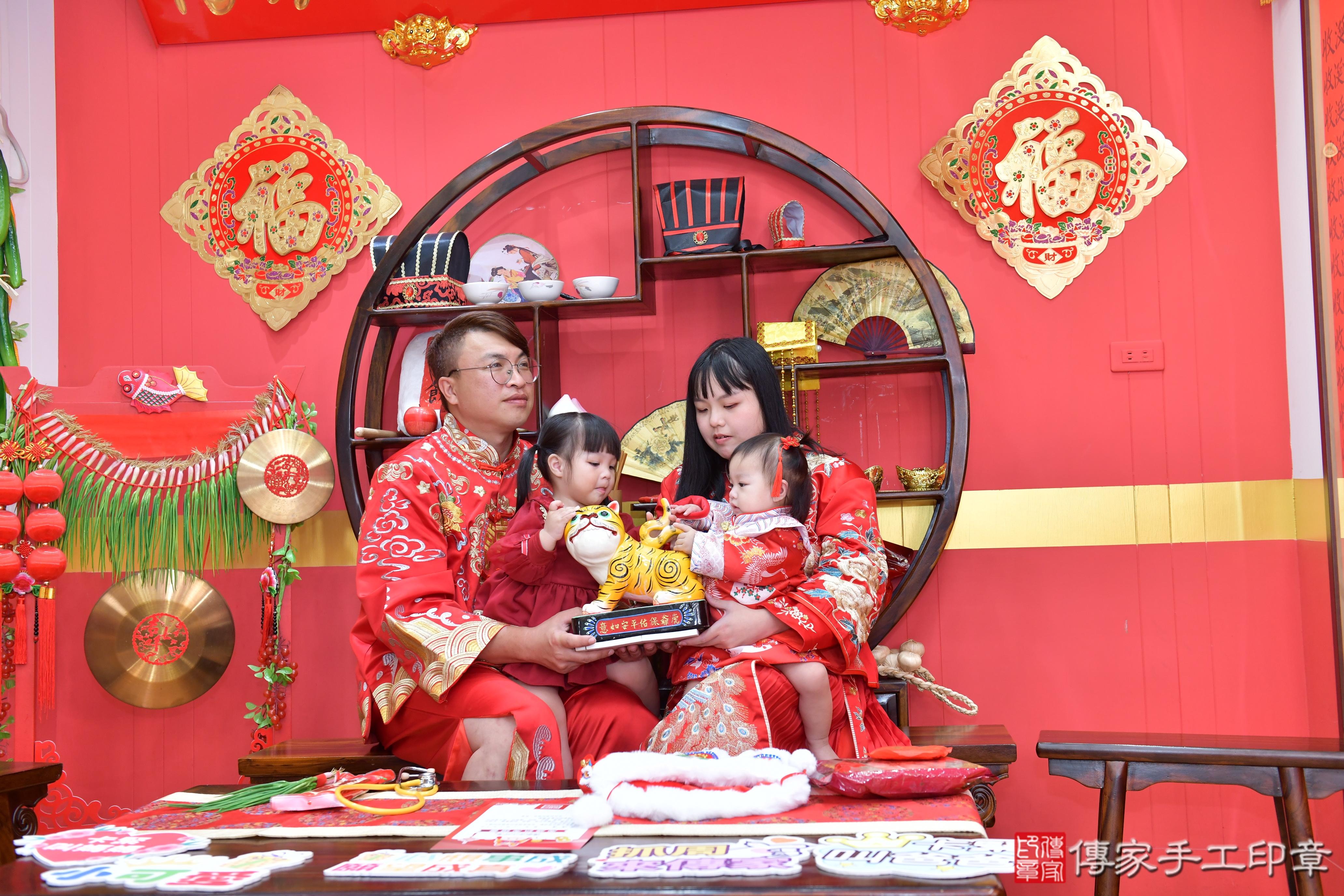 傳家手工印章桃園店、抓周、度脺、美式風會場、傳家嬰兒古禮、吉祥話、抓周道具物品24種、拍照。抓周證書。寶寶抓周、滿周歲、生日快樂、祝福 傳家手工印章桃園店、抓周、度脺、美式風會場、傳家嬰兒古禮、吉祥話、抓周道具物品24種、拍照。抓周證書。寶寶抓周、滿周歲、生日快樂、祝福
