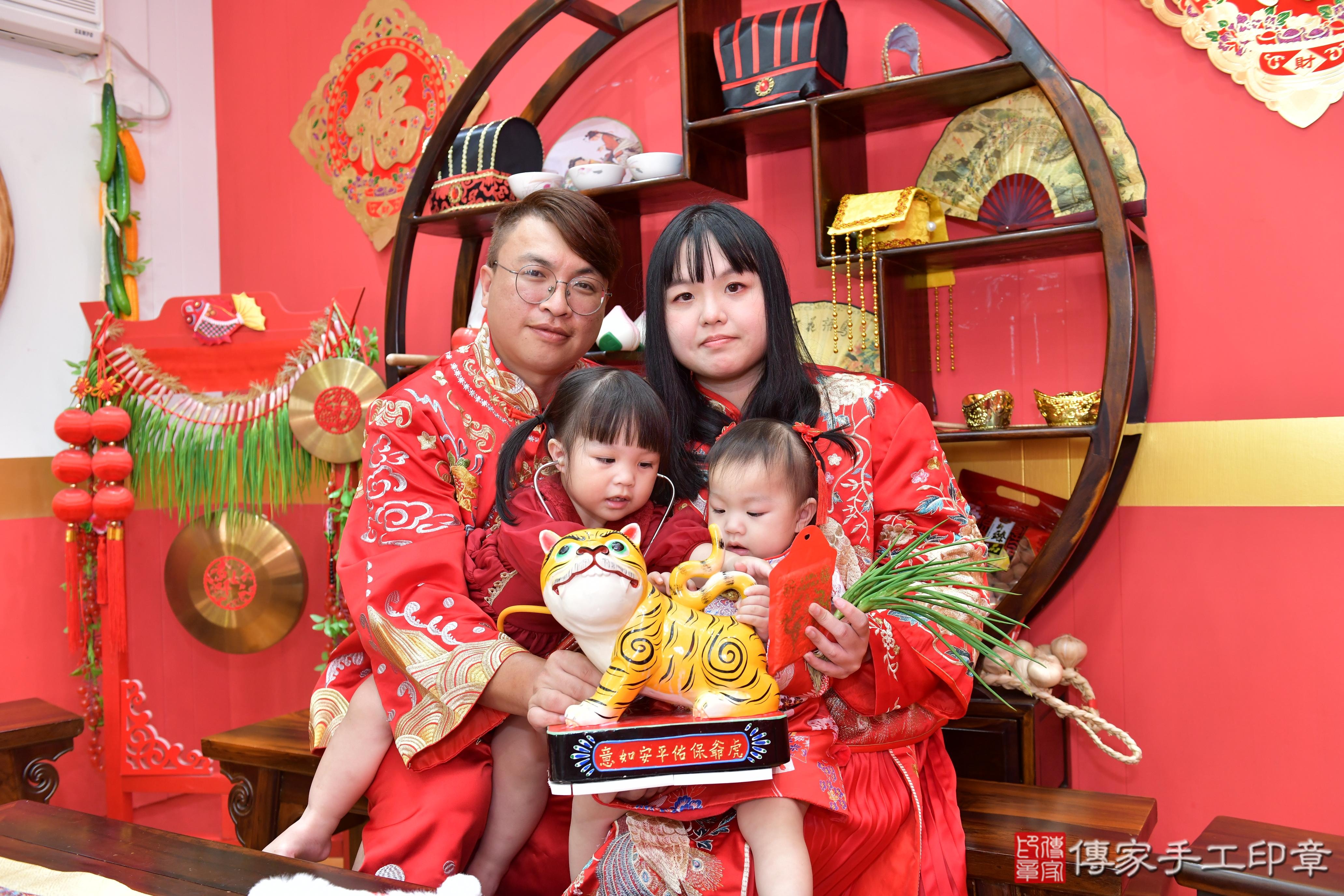 傳家手工印章桃園店、抓周、度脺、美式風會場、傳家嬰兒古禮、吉祥話、抓周道具物品24種、拍照。抓周證書。寶寶抓周、滿周歲、生日快樂、祝福 傳家手工印章桃園店、抓周、度脺、美式風會場、傳家嬰兒古禮、吉祥話、抓周道具物品24種、拍照。抓周證書。寶寶抓周、滿周歲、生日快樂、祝福