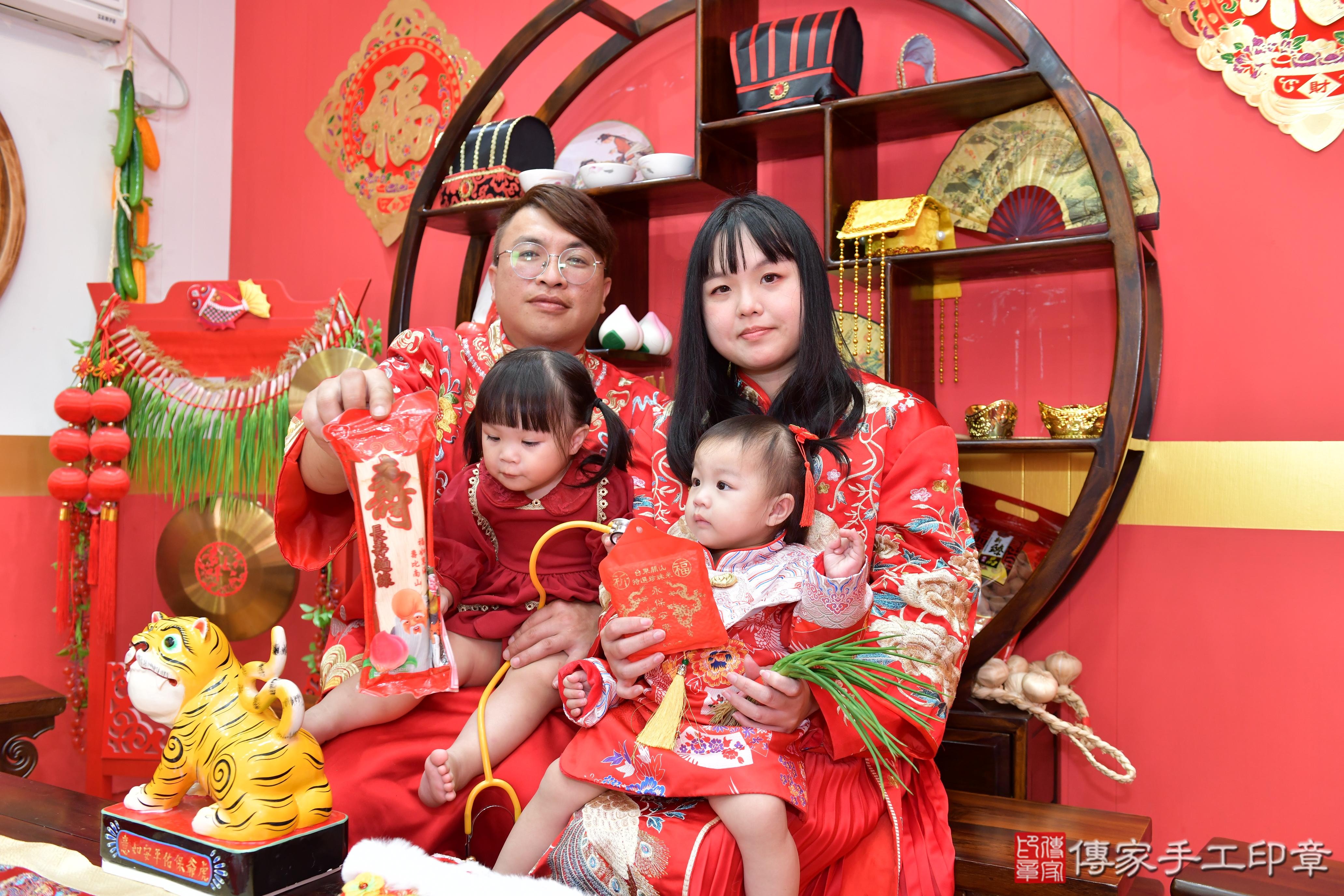 傳家手工印章桃園店、抓周、度脺、美式風會場、傳家嬰兒古禮、吉祥話、抓周道具物品24種、拍照。抓周證書。寶寶抓周、滿周歲、生日快樂、祝福 傳家手工印章桃園店、抓周、度脺、美式風會場、傳家嬰兒古禮、吉祥話、抓周道具物品24種、拍照。抓周證書。寶寶抓周、滿周歲、生日快樂、祝福