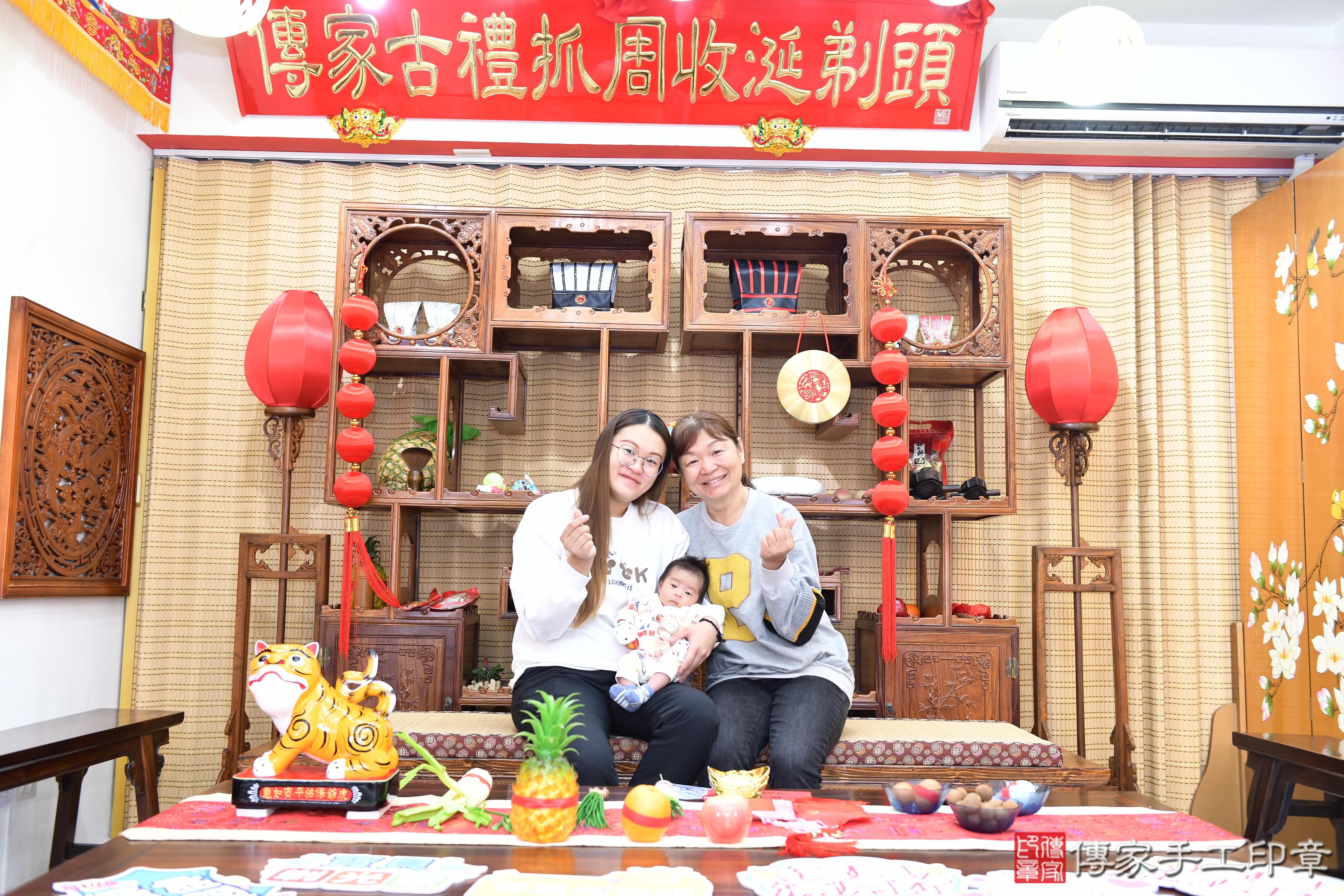傳家手工印章台南店、抓周、度脺、美式風會場、傳家嬰兒古禮、吉祥話、抓周道具物品24種、拍照。抓周證書。寶寶抓周、滿周歲、生日快樂、祝福