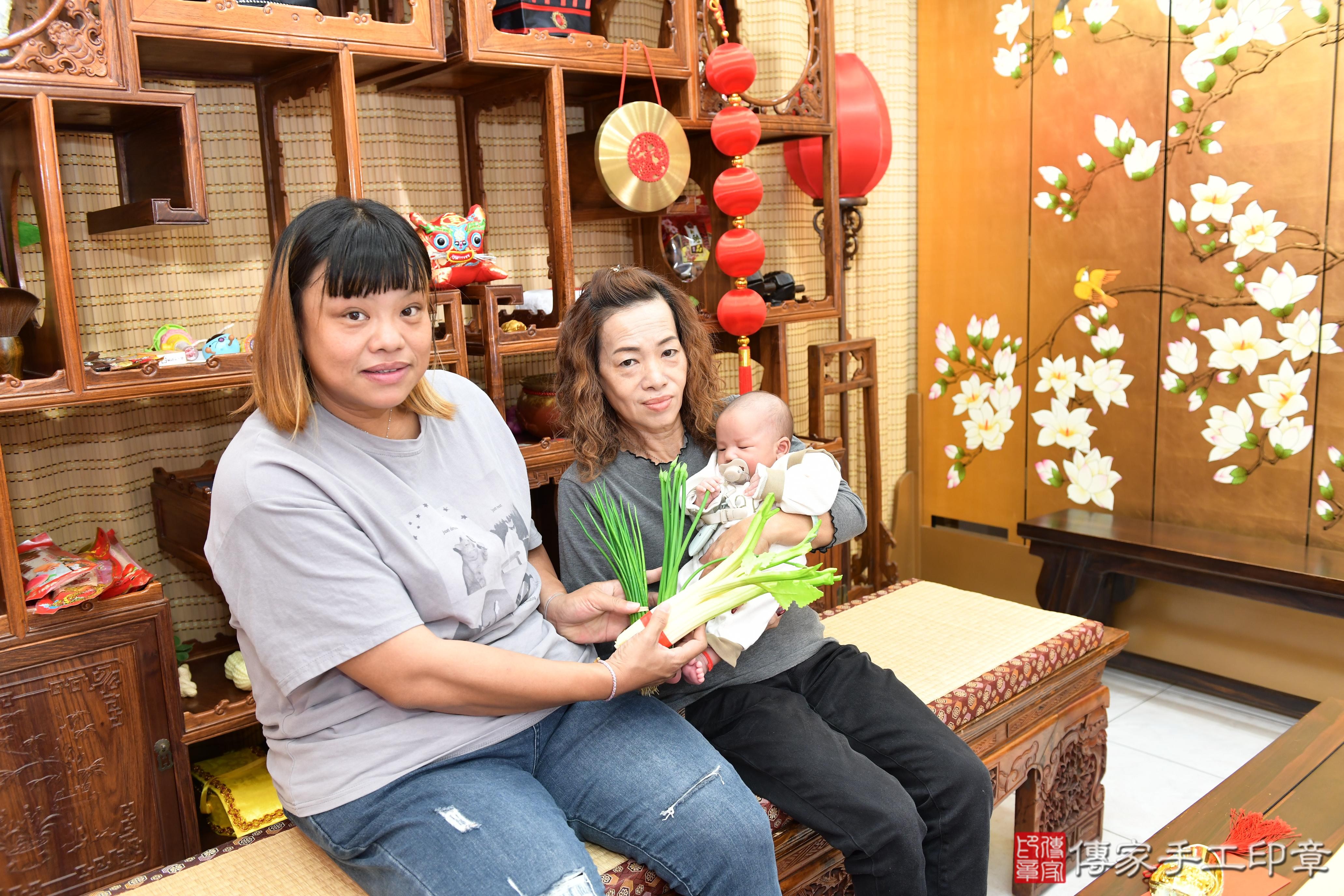 傳家手工印章高雄店、抓周、度脺、美式風會場、傳家嬰兒古禮、吉祥話、抓周道具物品24種、拍照。抓周證書。寶寶抓周、滿周歲、生日快樂、祝福 傳家手工印章高雄店、抓周、度脺、美式風會場、傳家嬰兒古禮、吉祥話、抓周道具物品24種、拍照。抓周證書。寶寶抓周、滿周歲、生日快樂、祝福