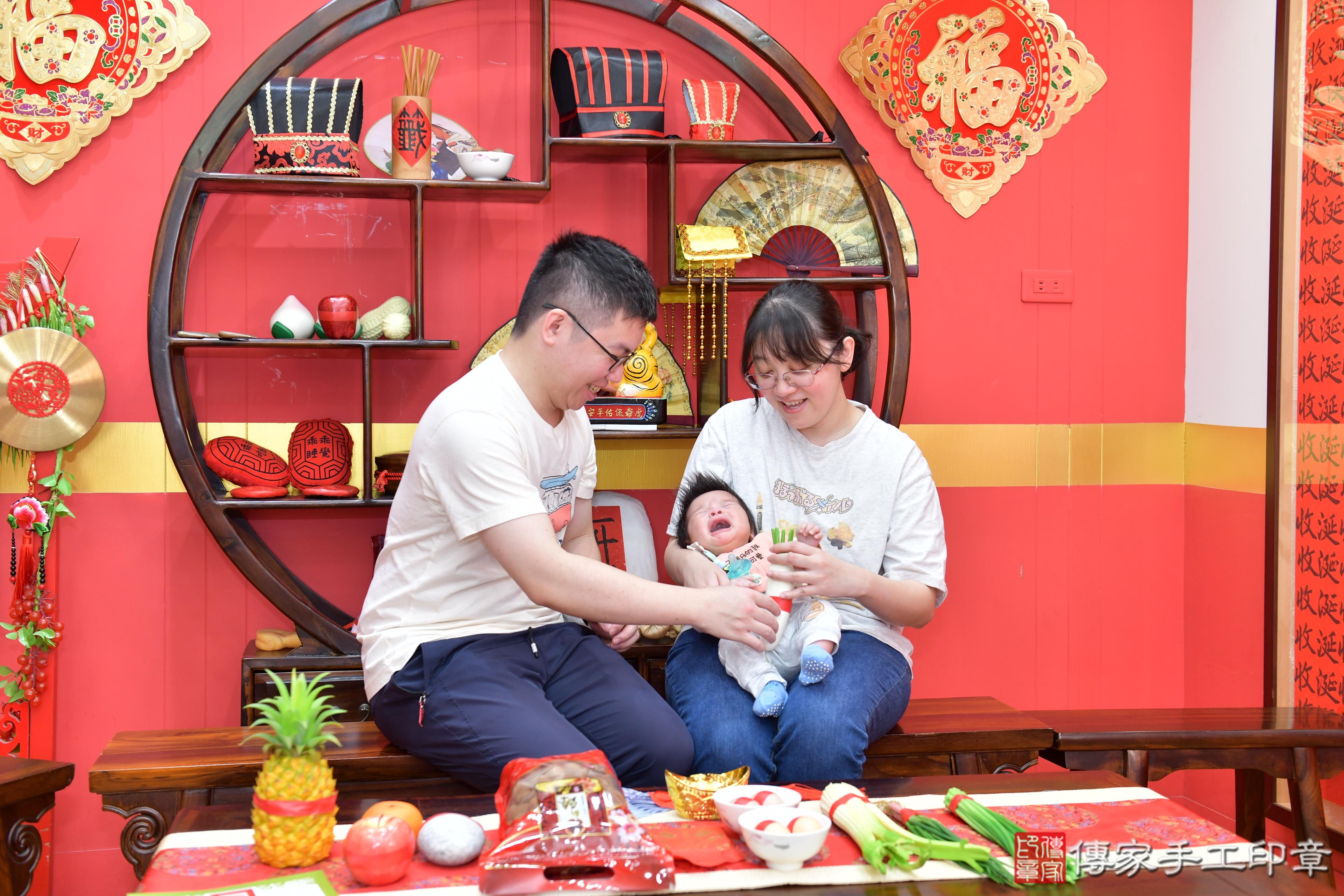 傳家手工印章桃園店、抓周、度脺、美式風會場、傳家嬰兒古禮、吉祥話、抓周道具物品24種、拍照。抓周證書。寶寶抓周、滿周歲、生日快樂、祝福 傳家手工印章桃園店、抓周、度脺、美式風會場、傳家嬰兒古禮、吉祥話、抓周道具物品24種、拍照。抓周證書。寶寶抓周、滿周歲、生日快樂、祝福