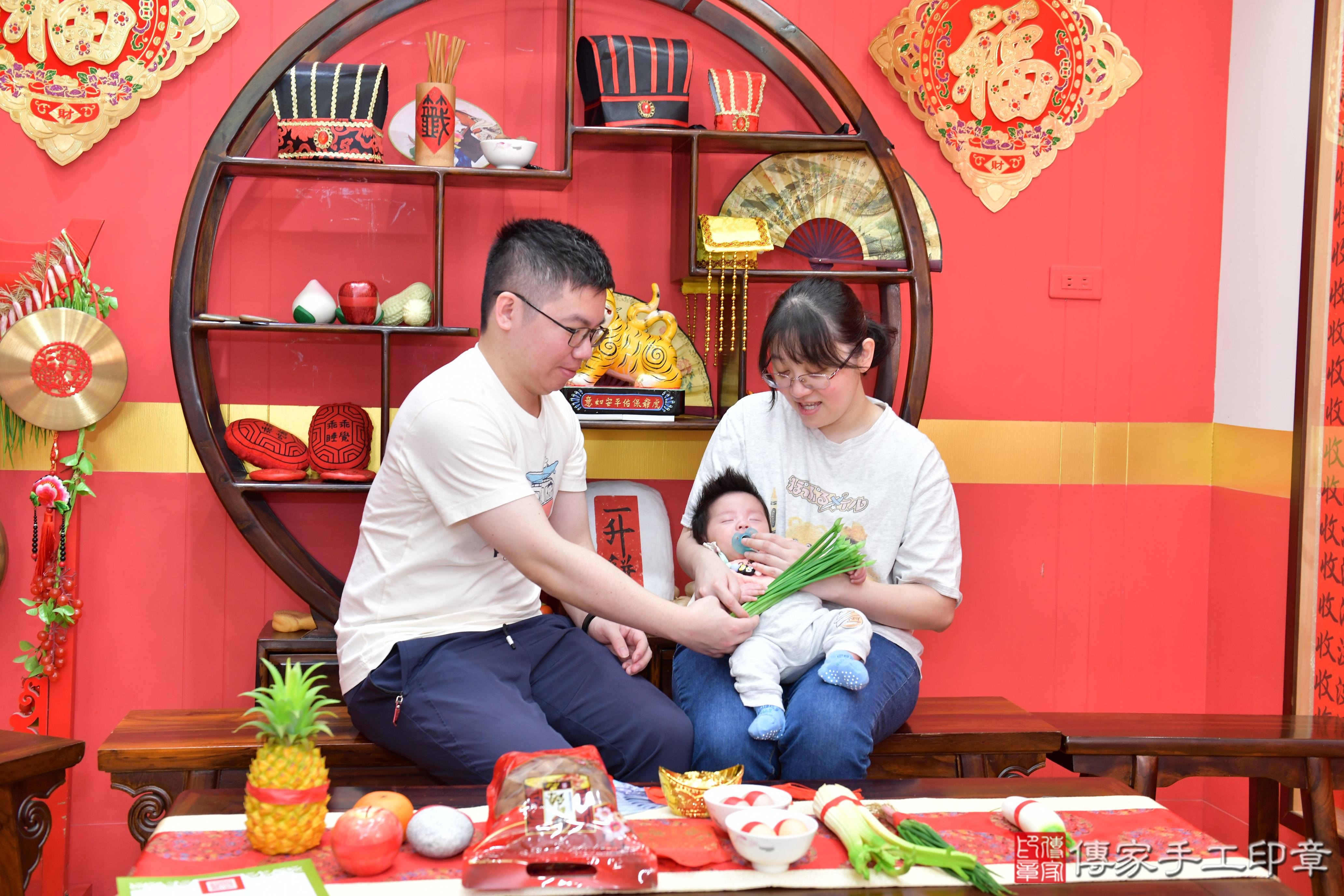 傳家手工印章桃園店、抓周、度脺、美式風會場、傳家嬰兒古禮、吉祥話、抓周道具物品24種、拍照。抓周證書。寶寶抓周、滿周歲、生日快樂、祝福 傳家手工印章桃園店、抓周、度脺、美式風會場、傳家嬰兒古禮、吉祥話、抓周道具物品24種、拍照。抓周證書。寶寶抓周、滿周歲、生日快樂、祝福