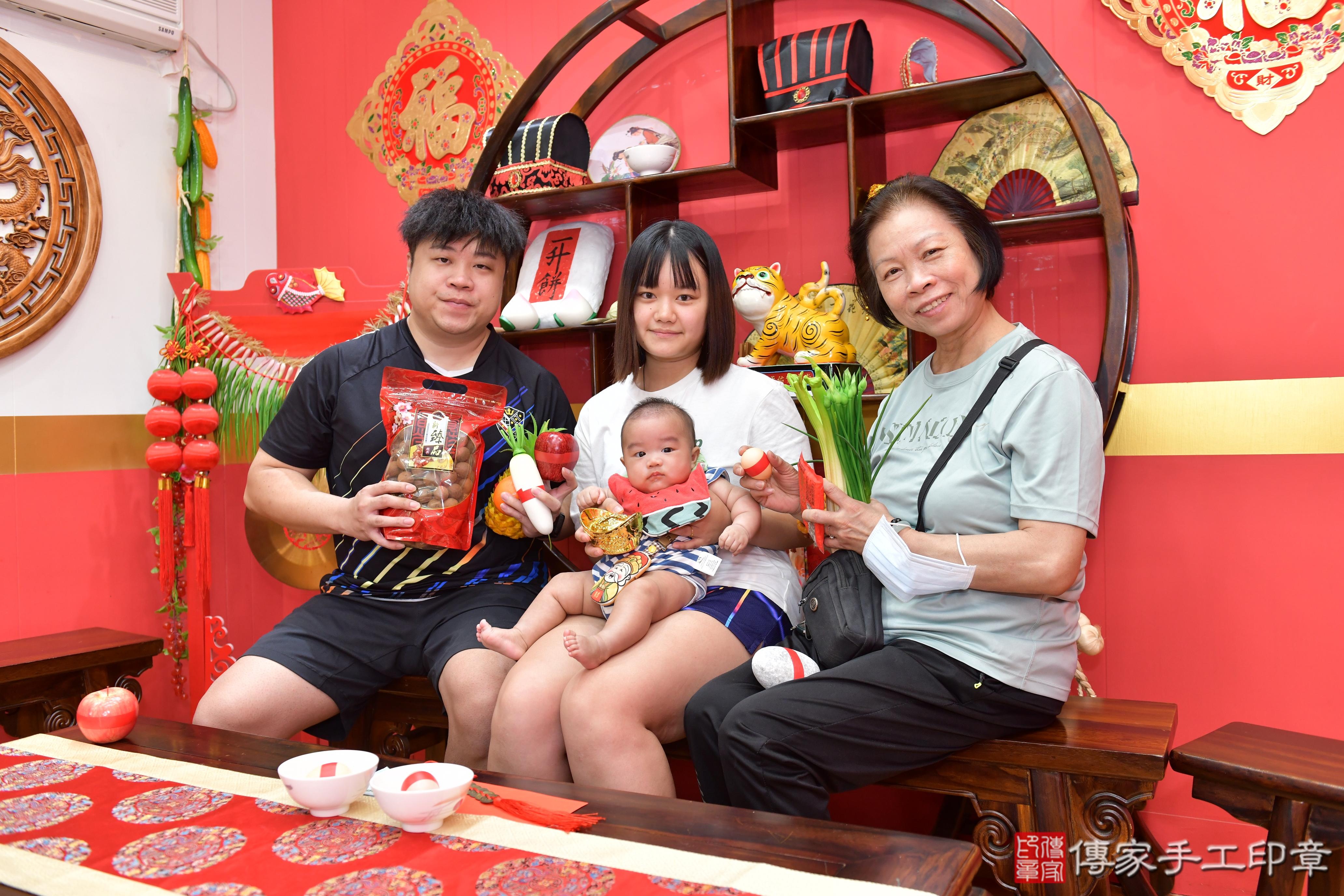 傳家手工印章桃園店、抓周、度脺、美式風會場、傳家嬰兒古禮、吉祥話、抓周道具物品24種、拍照。抓周證書。寶寶抓周、滿周歲、生日快樂、祝福 傳家手工印章桃園店、抓周、度脺、美式風會場、傳家嬰兒古禮、吉祥話、抓周道具物品24種、拍照。抓周證書。寶寶抓周、滿周歲、生日快樂、祝福