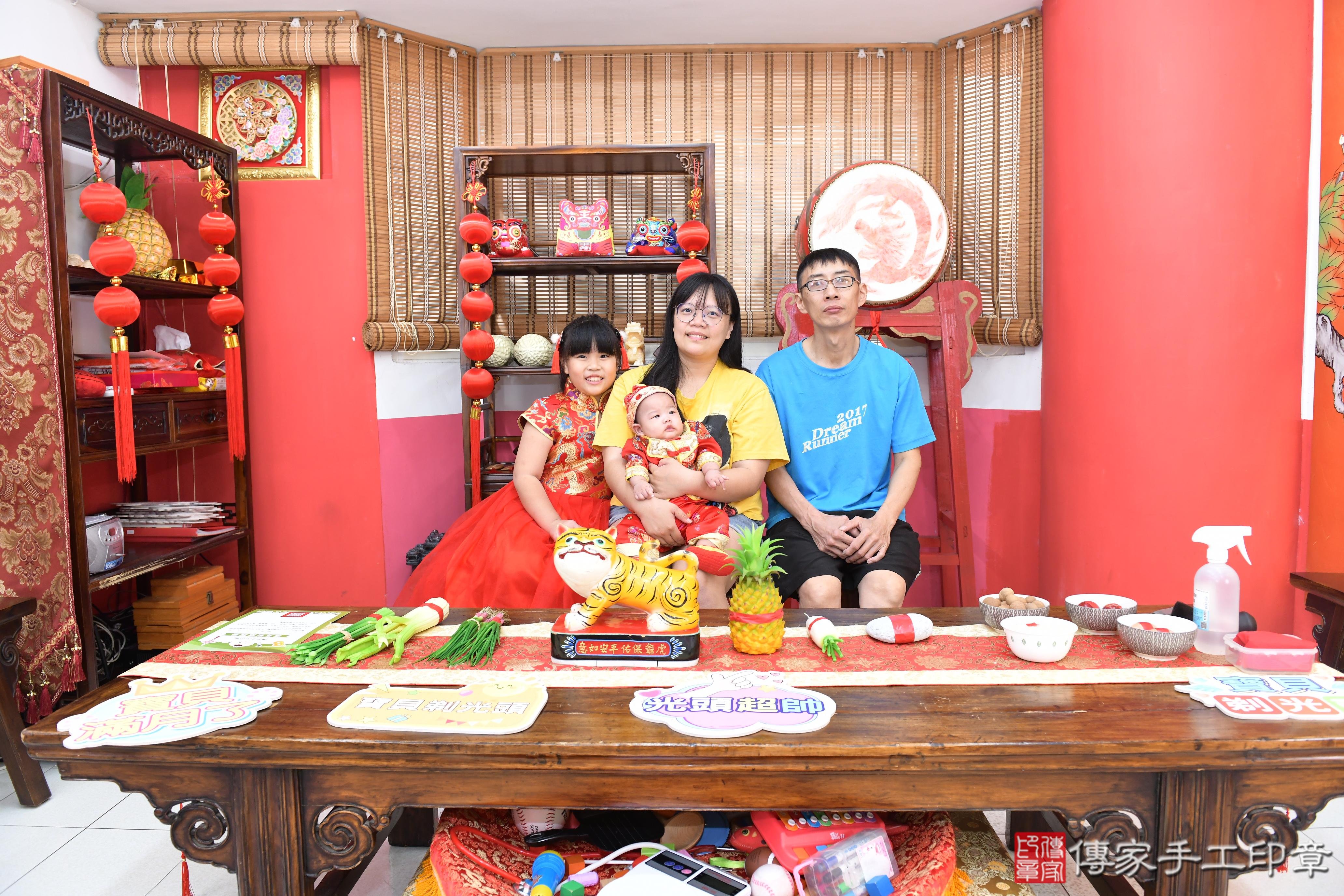 傳家手工印章高雄店、抓周、度脺、美式風會場、傳家嬰兒古禮、吉祥話、抓周道具物品24種、拍照。抓周證書。寶寶抓周、滿周歲、生日快樂、祝福