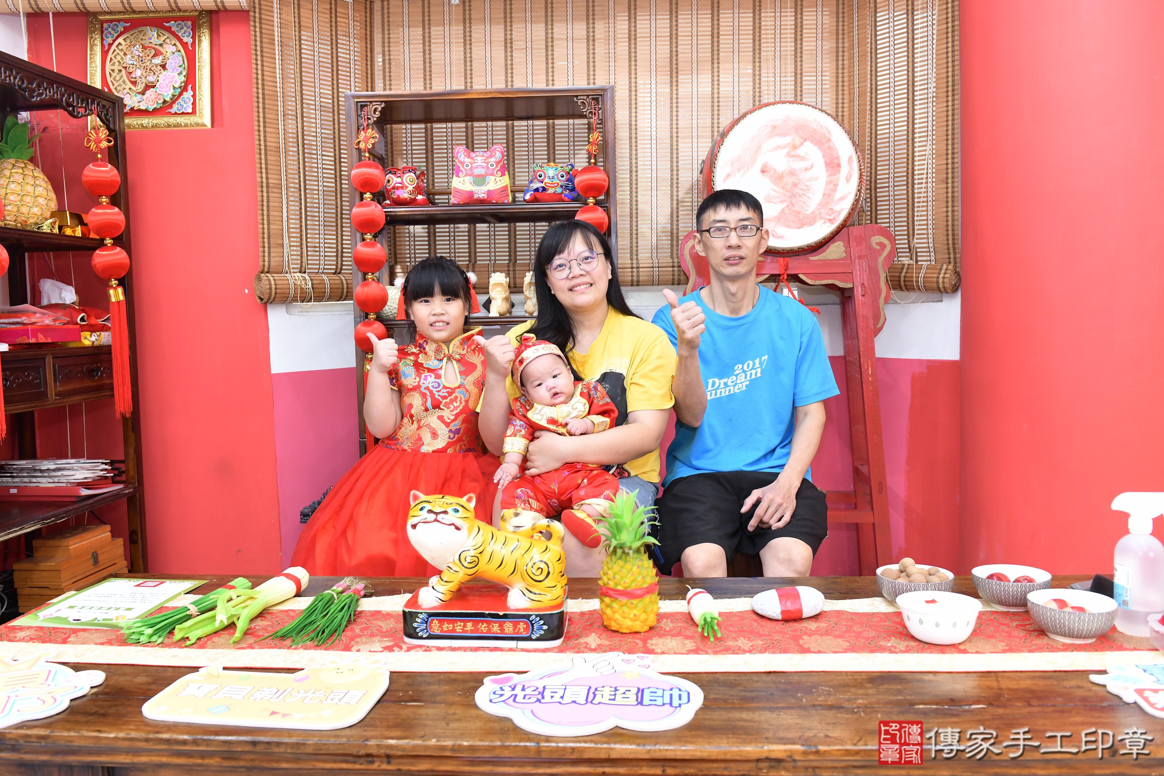 傳家手工印章高雄店、抓周、度脺、美式風會場、傳家嬰兒古禮、吉祥話、抓周道具物品24種、拍照。抓周證書。寶寶抓周、滿周歲、生日快樂、祝福
