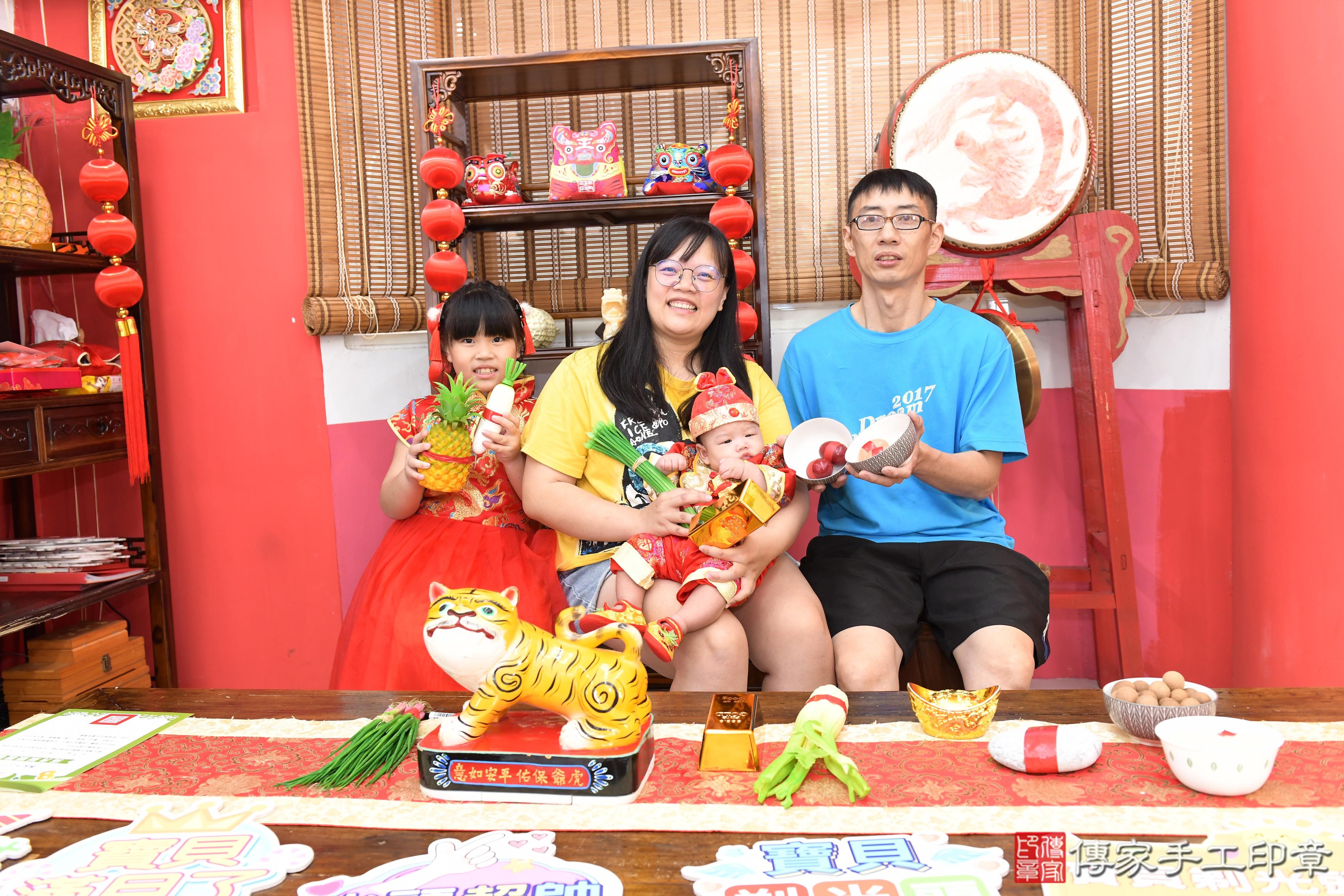 傳家手工印章高雄店、抓周、度脺、美式風會場、傳家嬰兒古禮、吉祥話、抓周道具物品24種、拍照。抓周證書。寶寶抓周、滿周歲、生日快樂、祝福