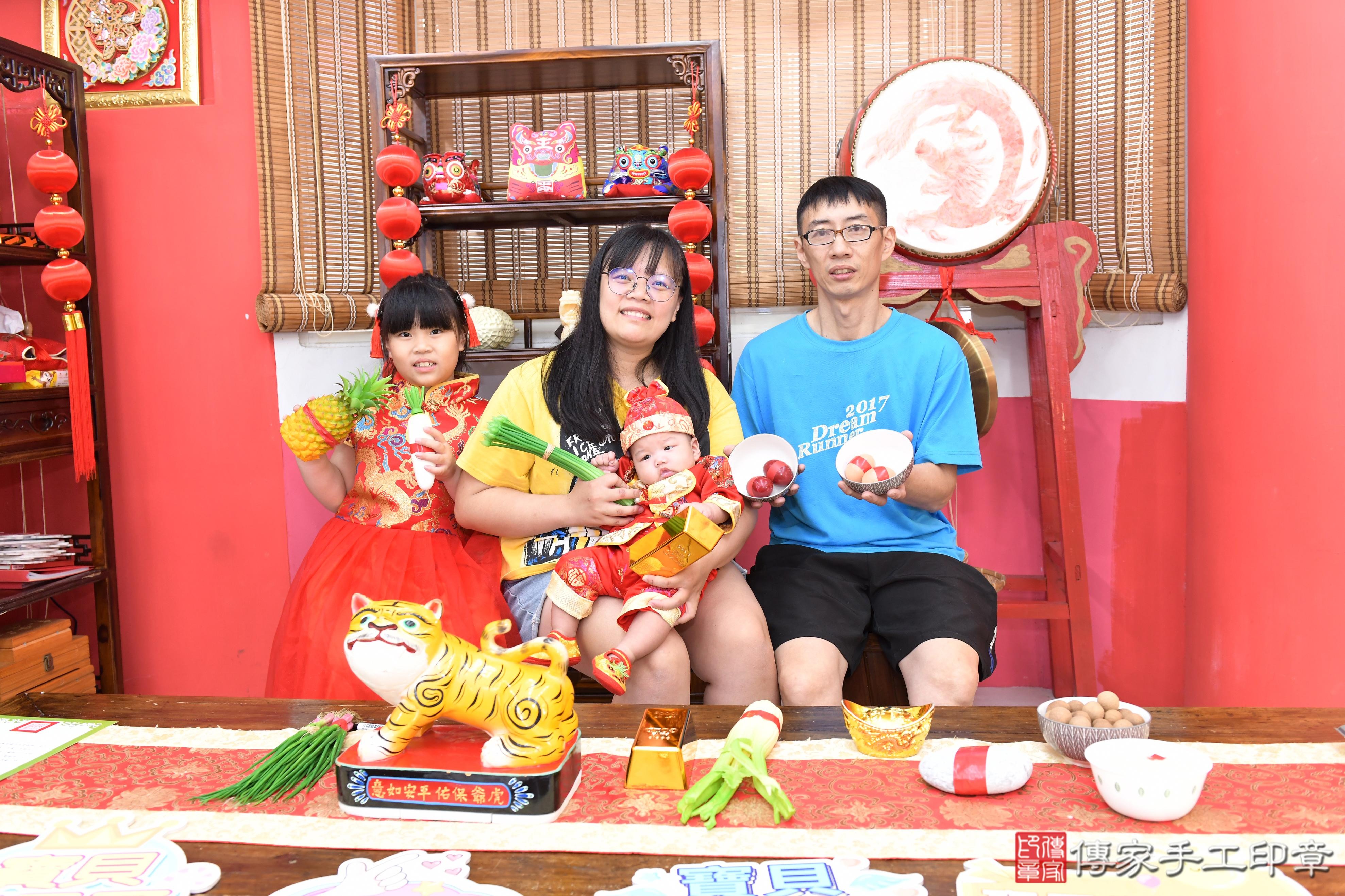 傳家手工印章高雄店、抓周、度脺、美式風會場、傳家嬰兒古禮、吉祥話、抓周道具物品24種、拍照。抓周證書。寶寶抓周、滿周歲、生日快樂、祝福