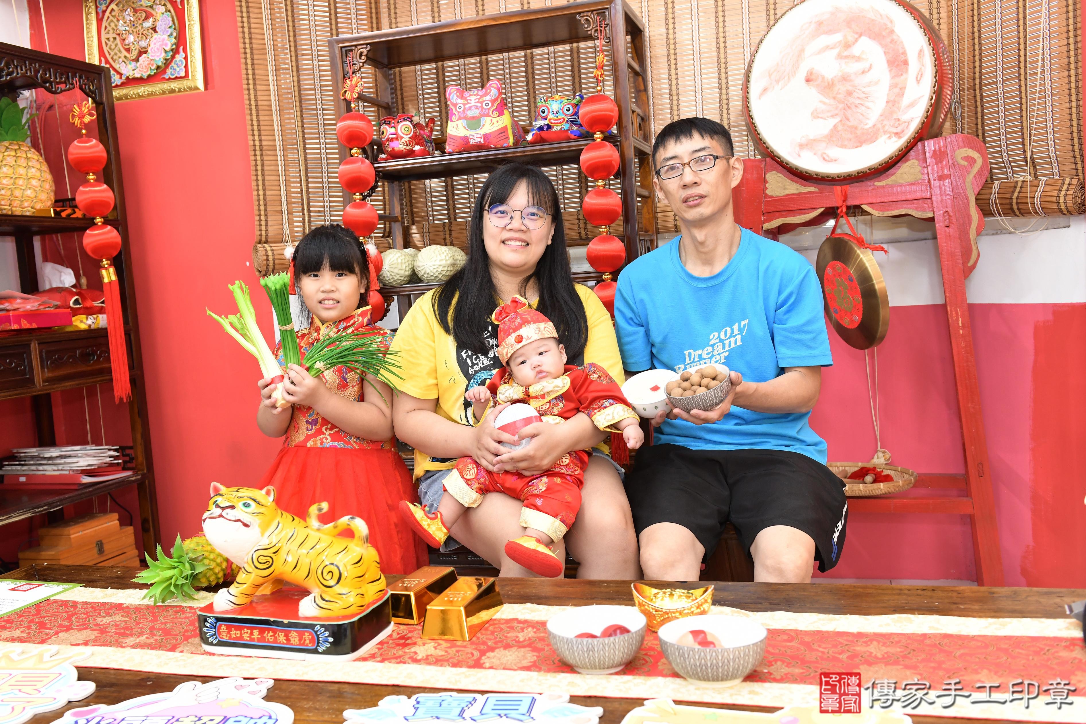 傳家手工印章高雄店、抓周、度脺、美式風會場、傳家嬰兒古禮、吉祥話、抓周道具物品24種、拍照。抓周證書。寶寶抓周、滿周歲、生日快樂、祝福