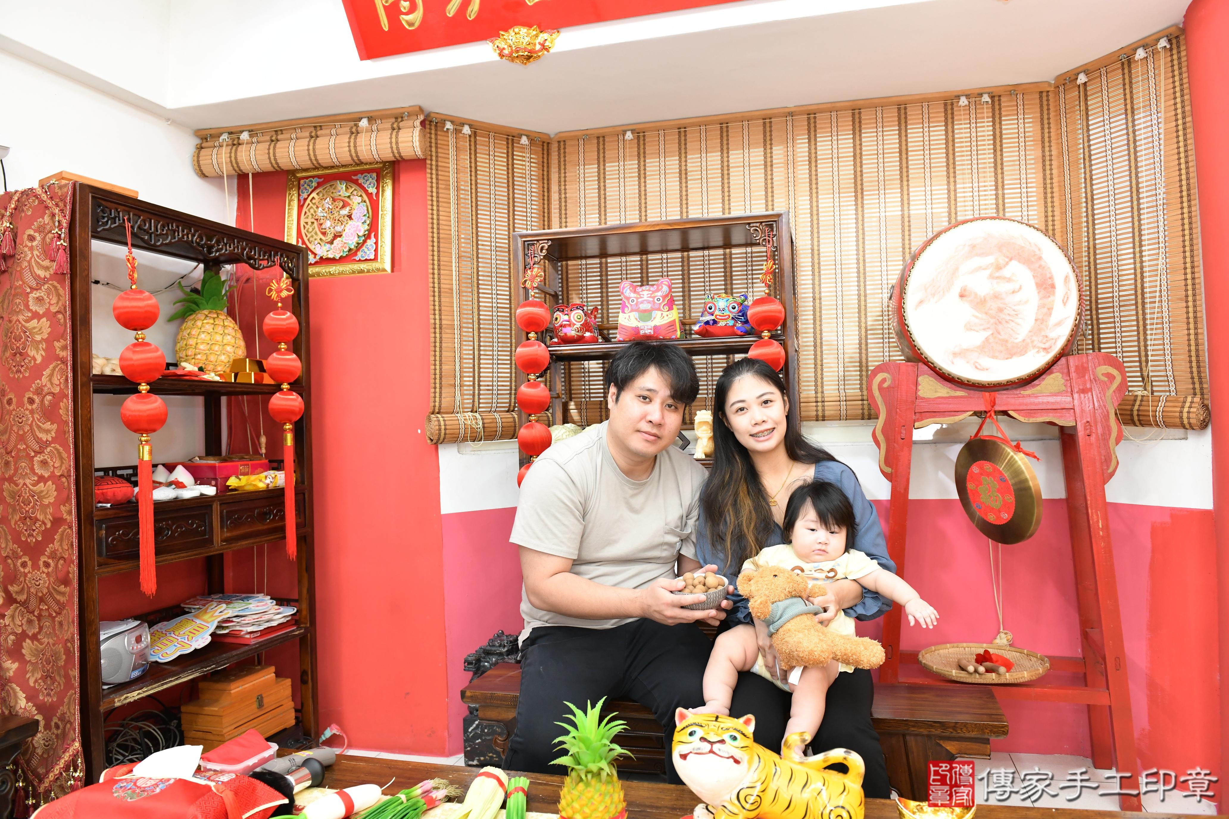 傳家手工印章高雄店、抓周、度脺、美式風會場、傳家嬰兒古禮、吉祥話、抓周道具物品24種、拍照。抓周證書。寶寶抓周、滿周歲、生日快樂、祝福 傳家手工印章高雄店、抓周、度脺、美式風會場、傳家嬰兒古禮、吉祥話、抓周道具物品24種、拍照。抓周證書。寶寶抓周、滿周歲、生日快樂、祝福